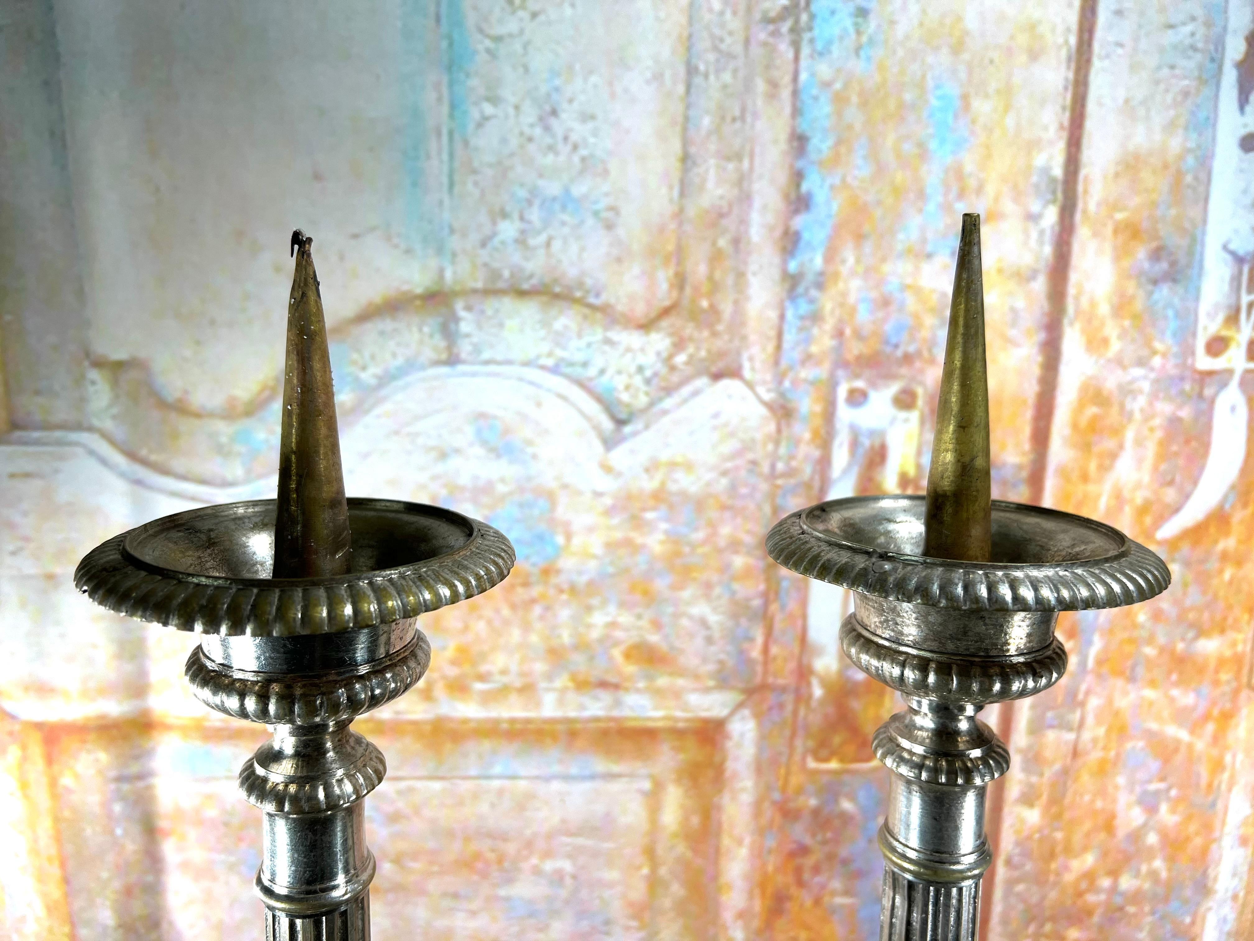 Coppia di candelabri da altare in metallo argentato del XIX secolo in vendita 3
