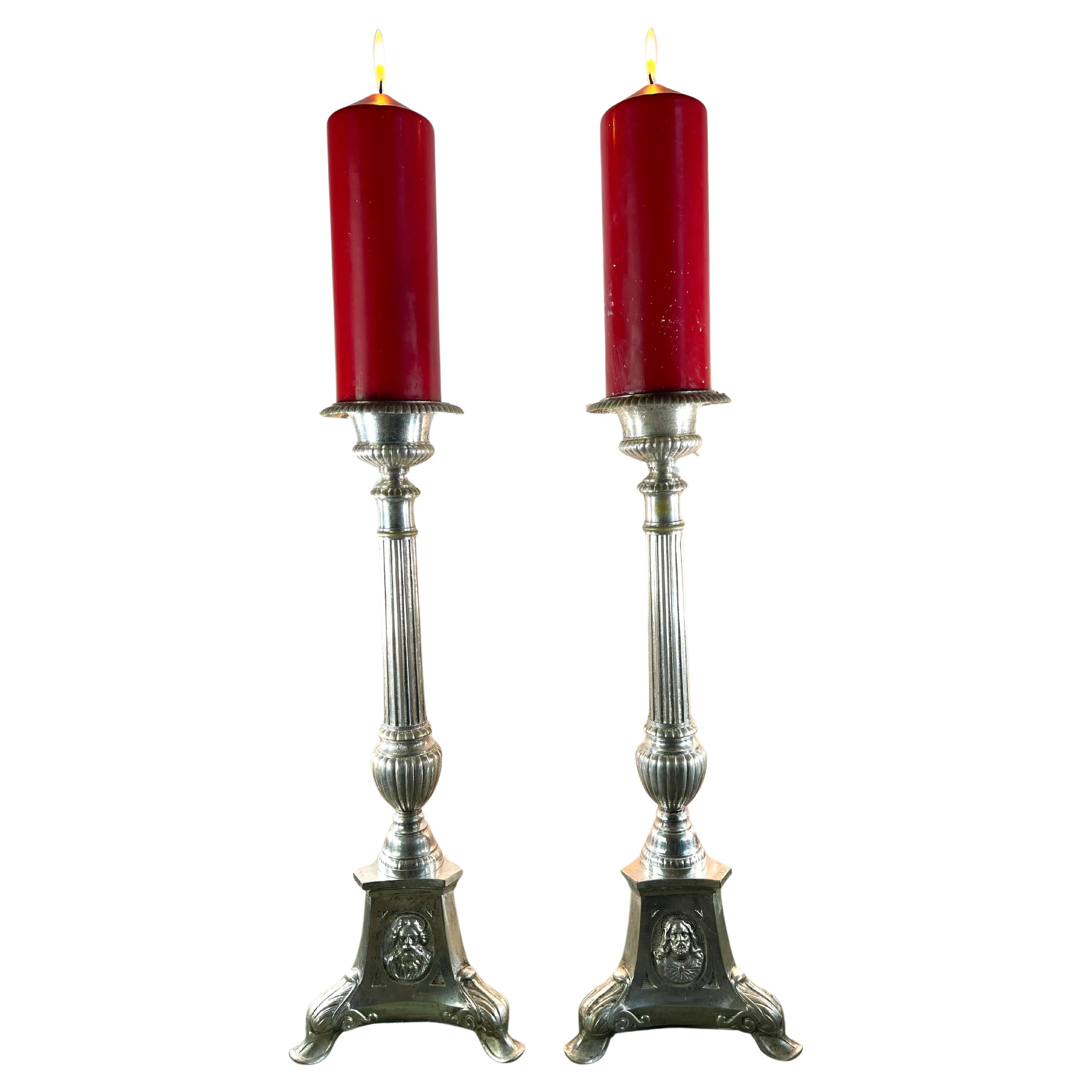 Pareja de candelabros de altar de metal plateado del siglo XIX