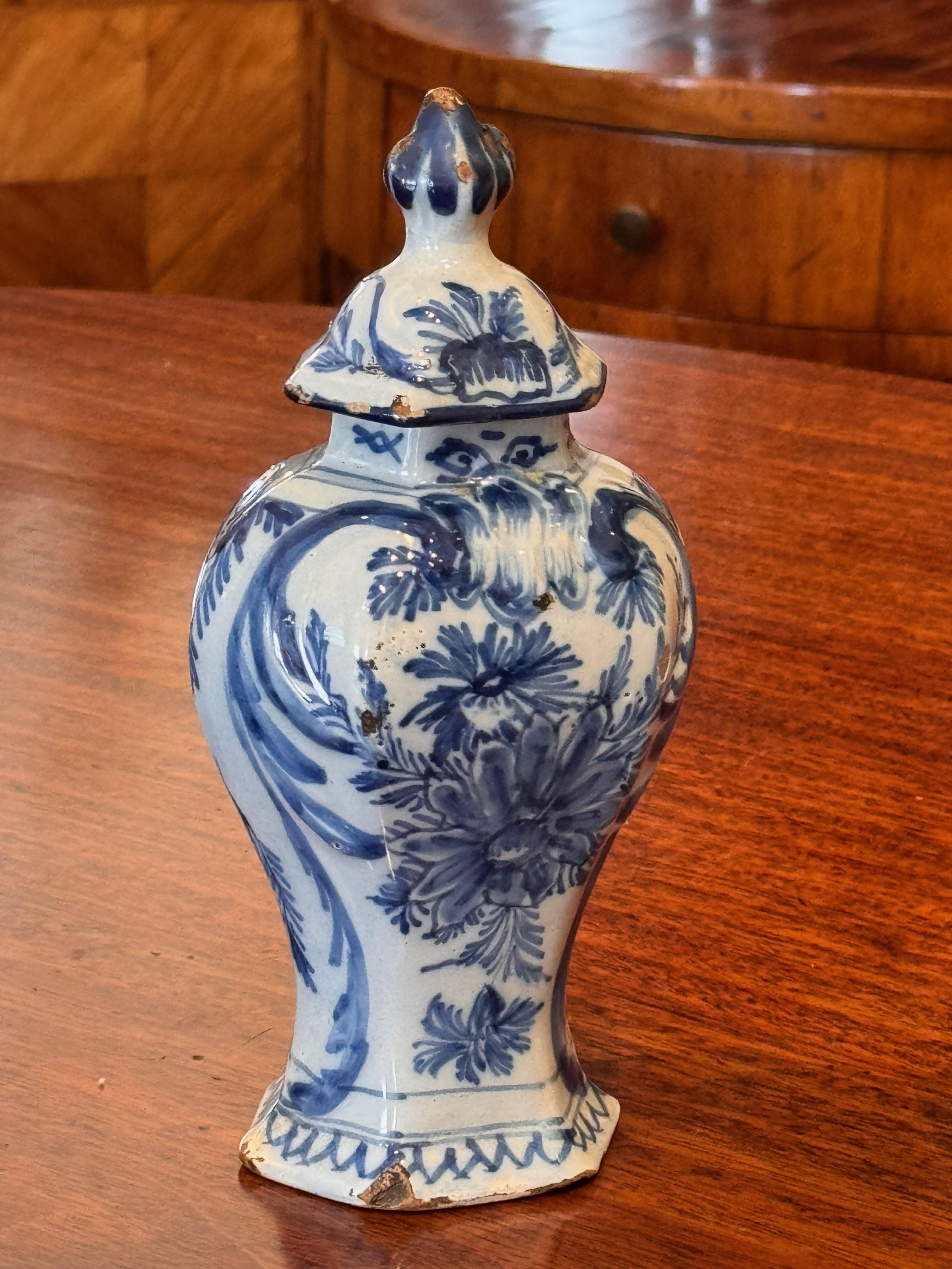 Pair of 19th Century Small Delft Vases In Good Condition For Sale In Charlottesville, VA