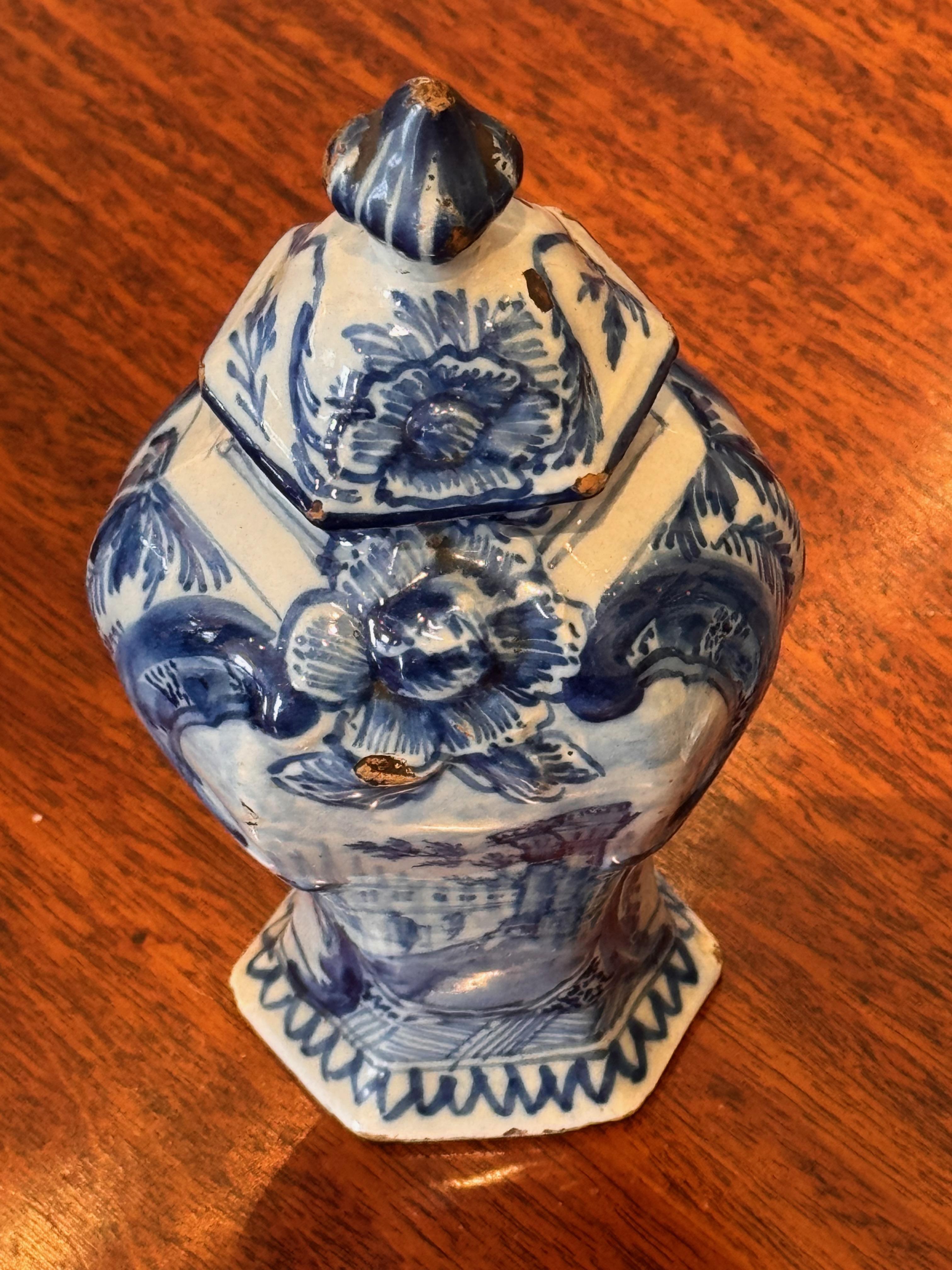 Pair of 19th Century Small Delft Vases For Sale 3