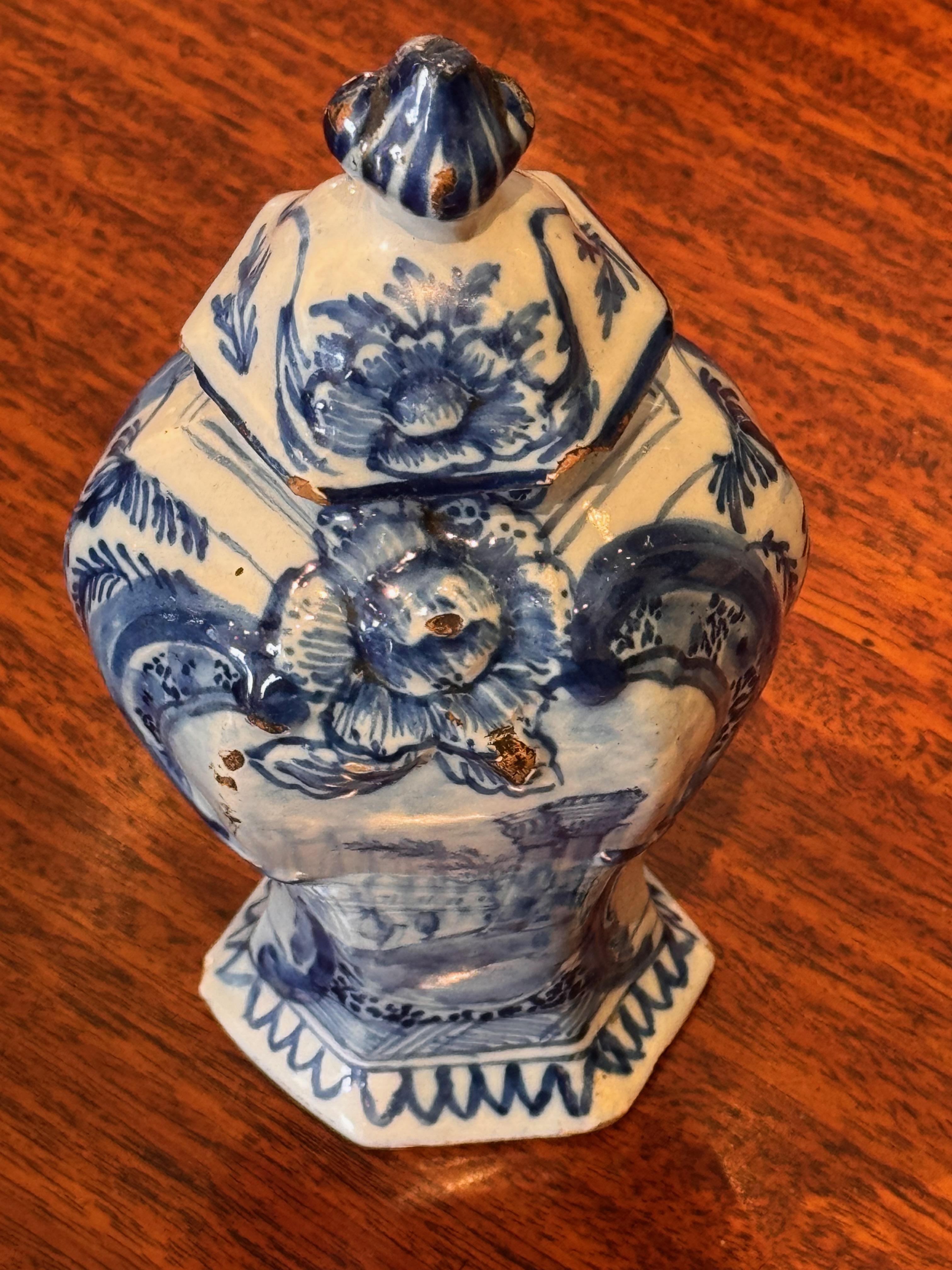 Pair of 19th Century Small Delft Vases For Sale 4