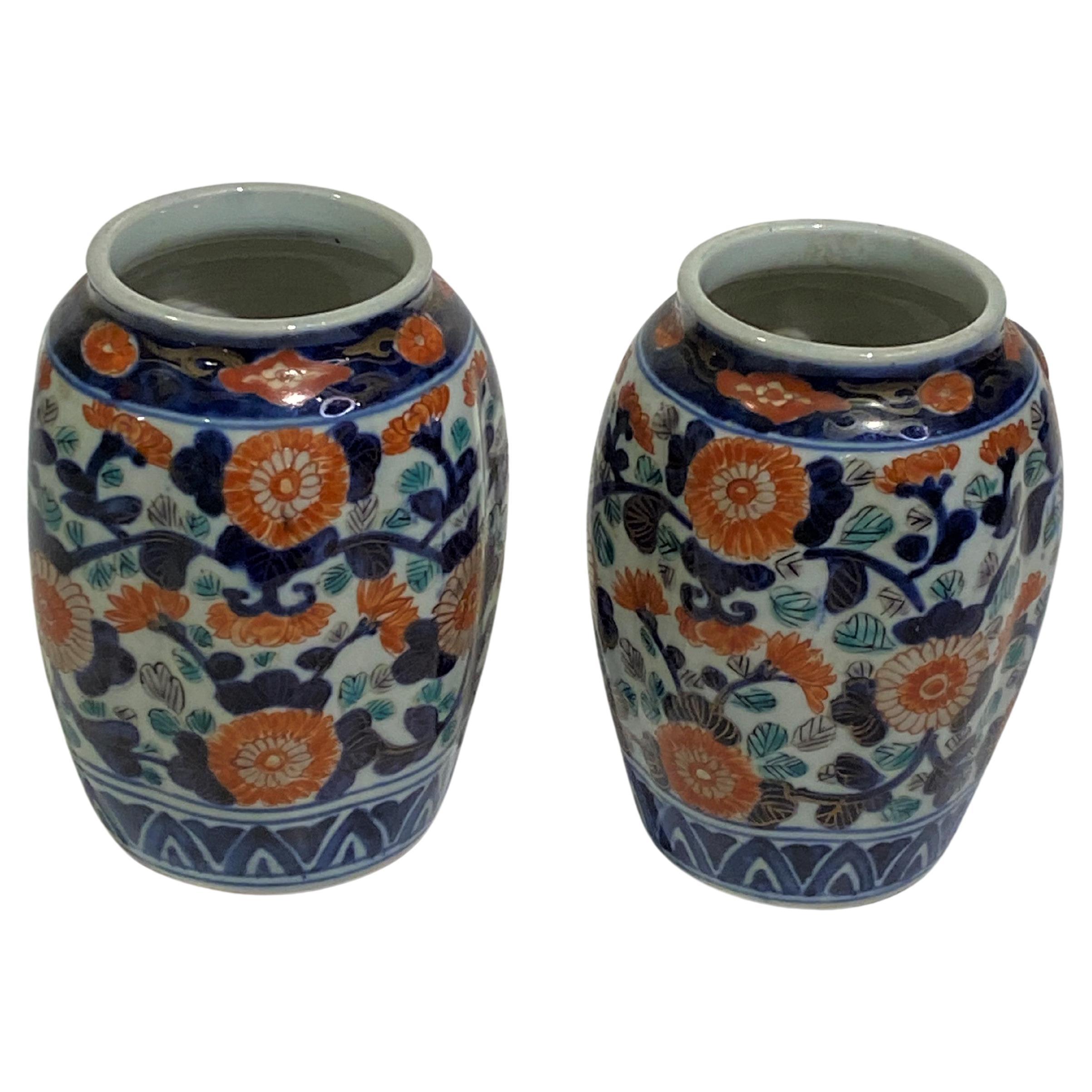 Paire de petits vases Imari du 19ème siècle