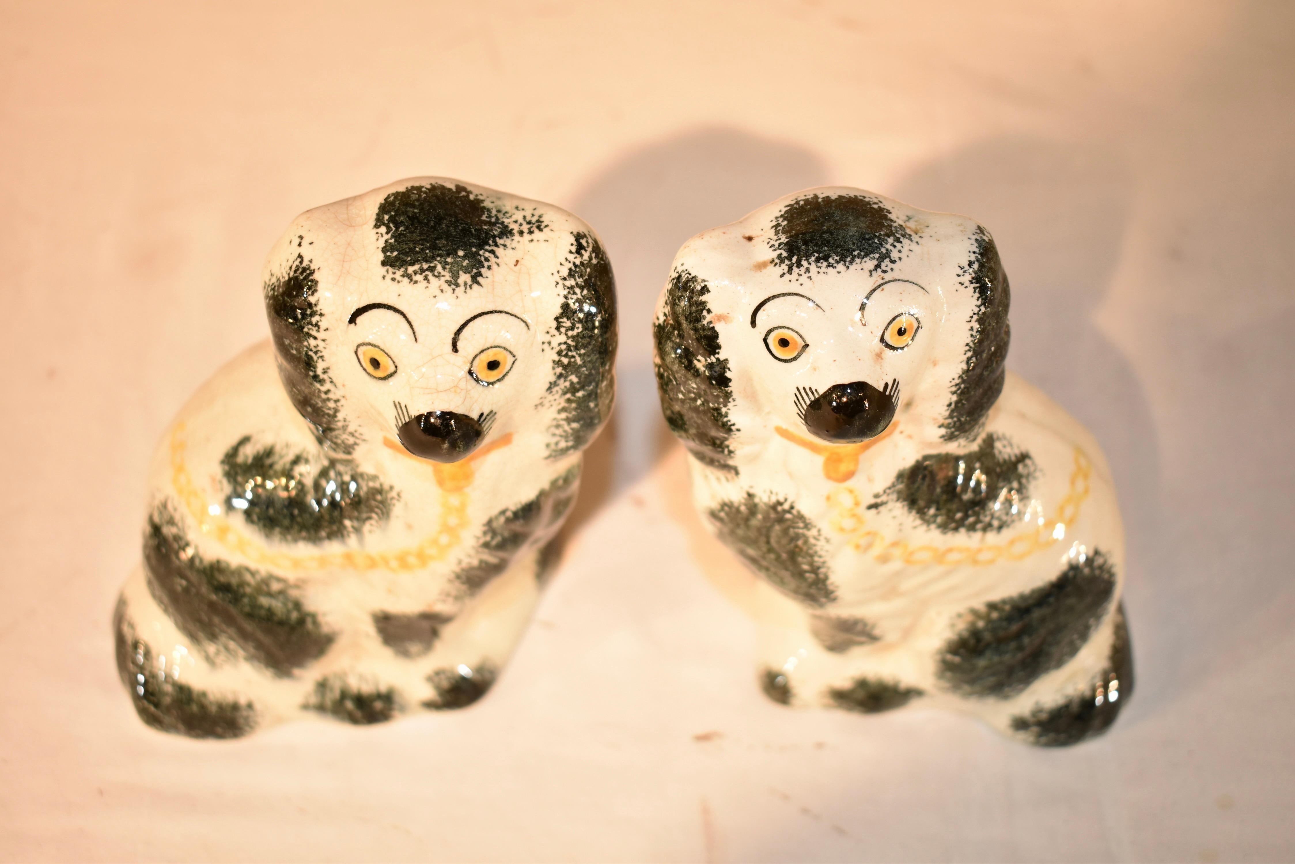 Céramique Paire de petits épagneuls du Staffordshire du 19ème siècle en vente
