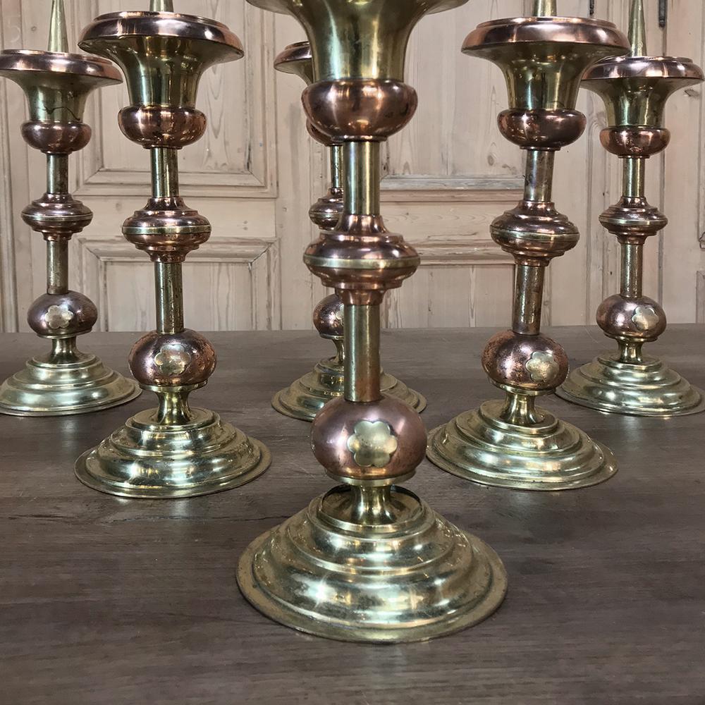 Paar Kerzenständer aus massivem Kupfer und Messing aus dem 19. Jahrhundert (Mittleres 19. Jahrhundert) im Angebot