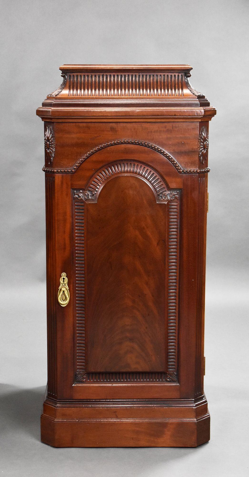 Regency Pair of 19th Century Solid Mahogany Pedestals For Sale