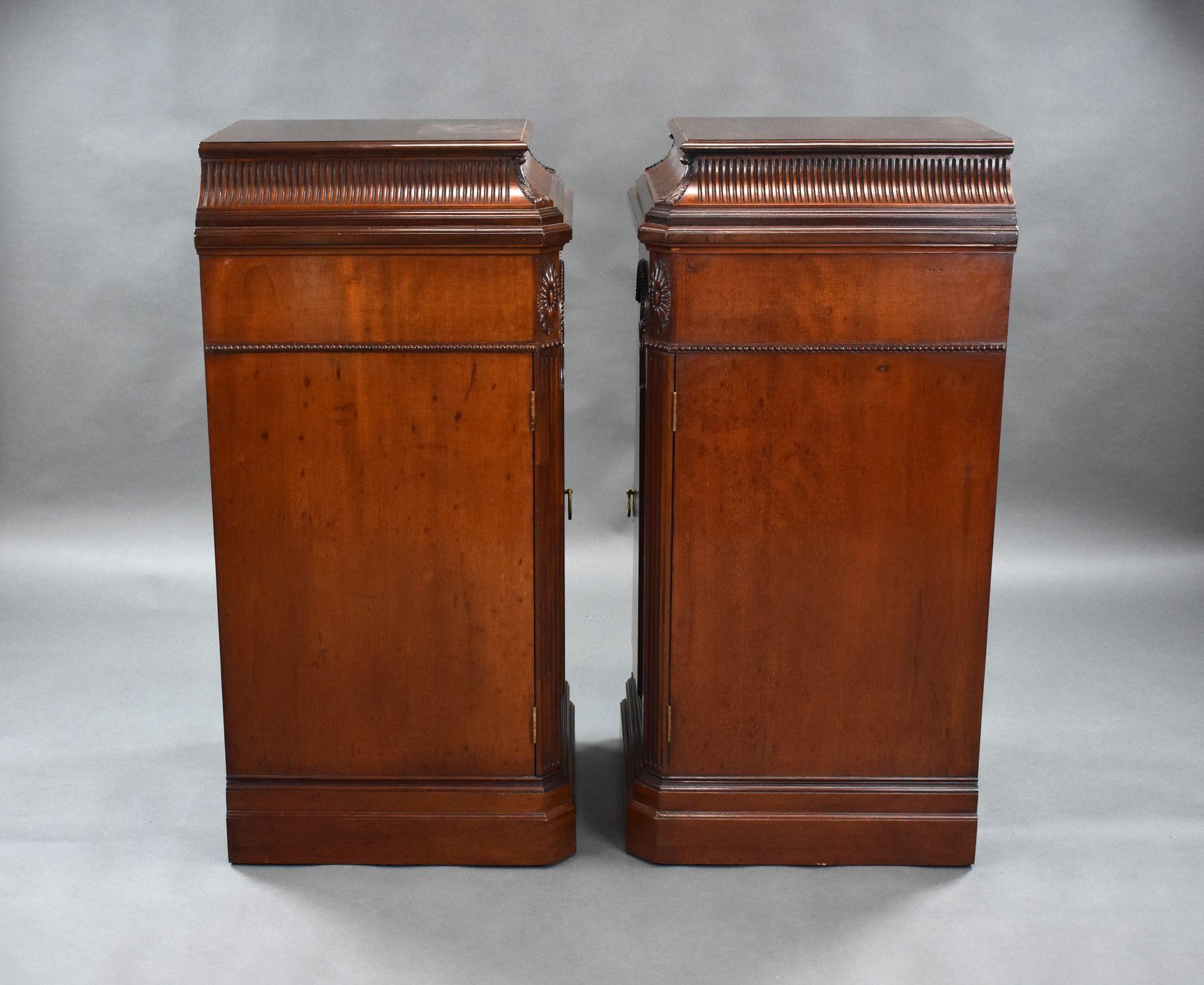 English Pair of 19th Century Solid Mahogany Pedestals For Sale