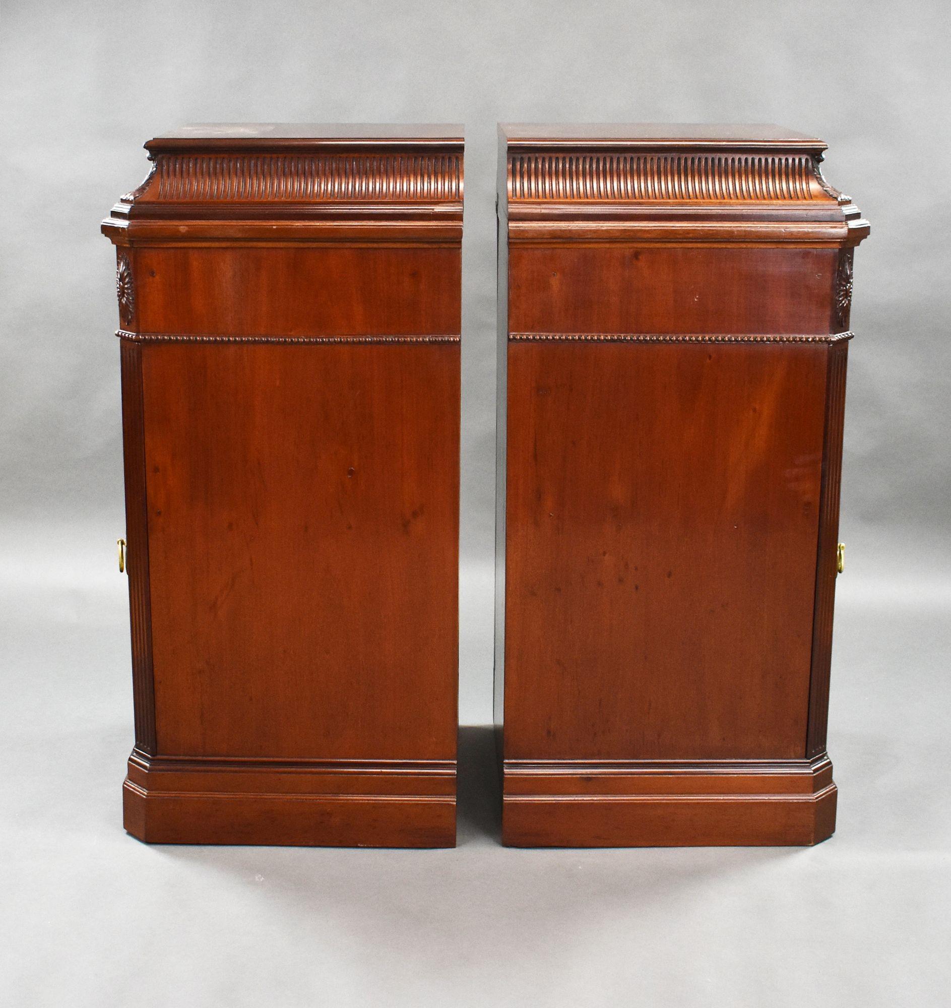 Pair of 19th Century Solid Mahogany Pedestals For Sale 1