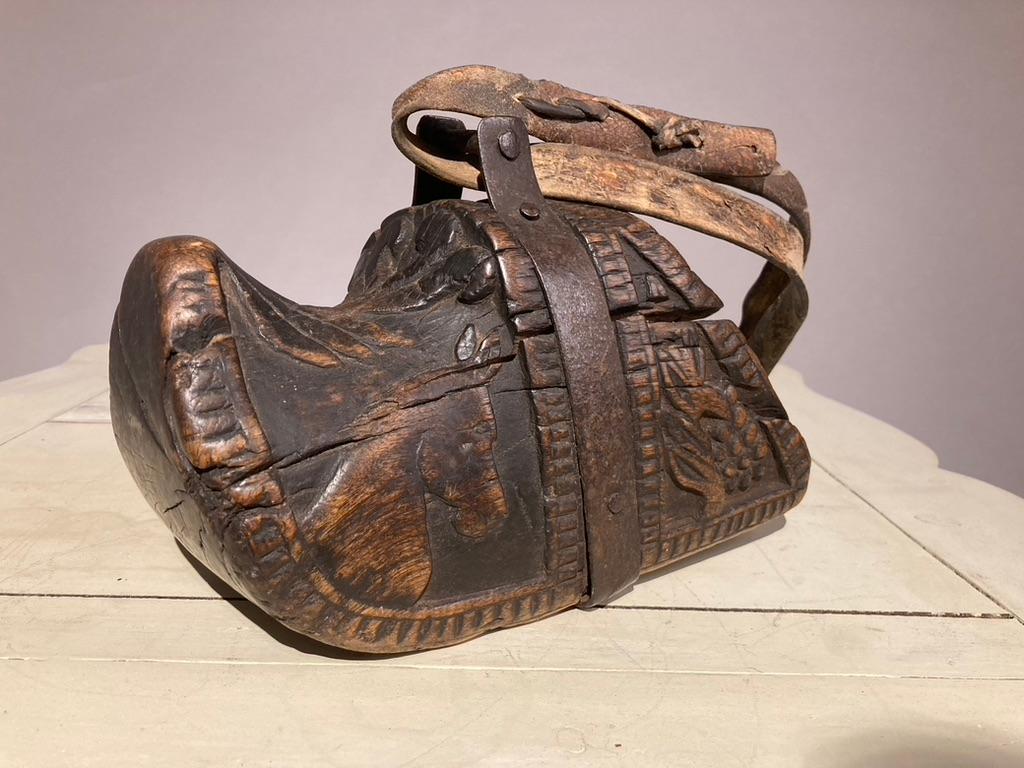 Paar spanische geschnitzte Steigbügel aus Holz und Eisen aus der Kolonialzeit des 19. Jahrhunderts im Angebot 3