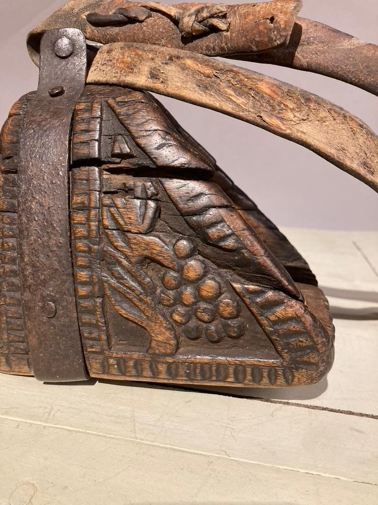 Paar spanische geschnitzte Steigbügel aus Holz und Eisen aus der Kolonialzeit des 19. Jahrhunderts im Angebot 5
