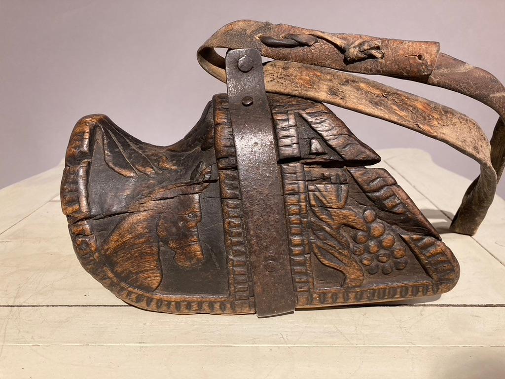 Paire de étriers en bois sculpté et en fer de style colonial espagnol du 19ème siècle en vente 6