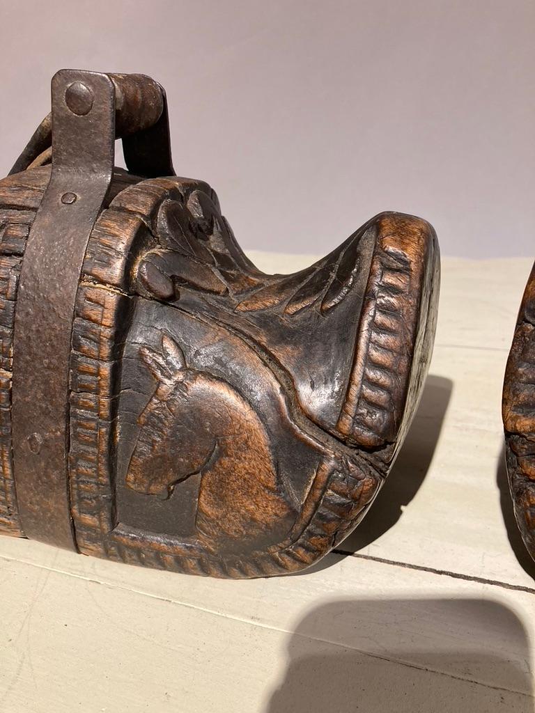 Lot de Paire d'étriers XIXème en bronze, laiton et bois naturel, à