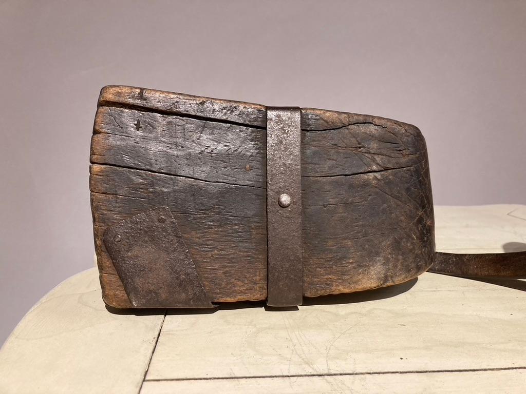 Paar spanische geschnitzte Steigbügel aus Holz und Eisen aus der Kolonialzeit des 19. Jahrhunderts im Angebot 1
