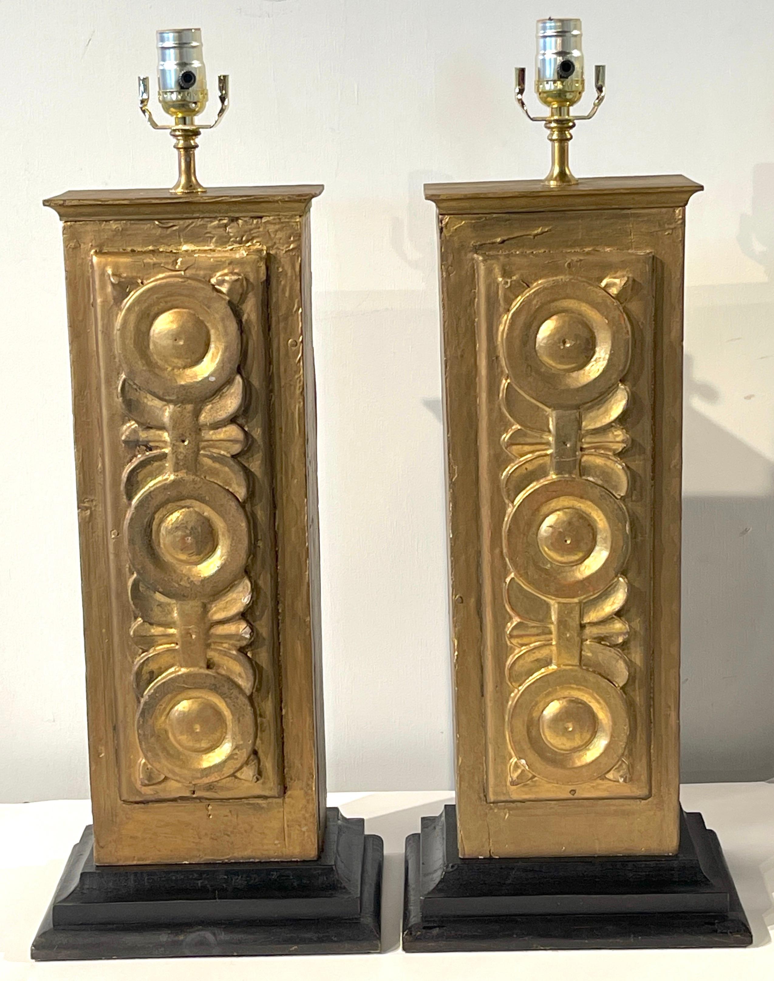 Paar spanische Kolonialsäulen aus vergoldetem Holz aus dem 19. Jahrhundert, jetzt als Lampen  (Spanisch Kolonial) im Angebot