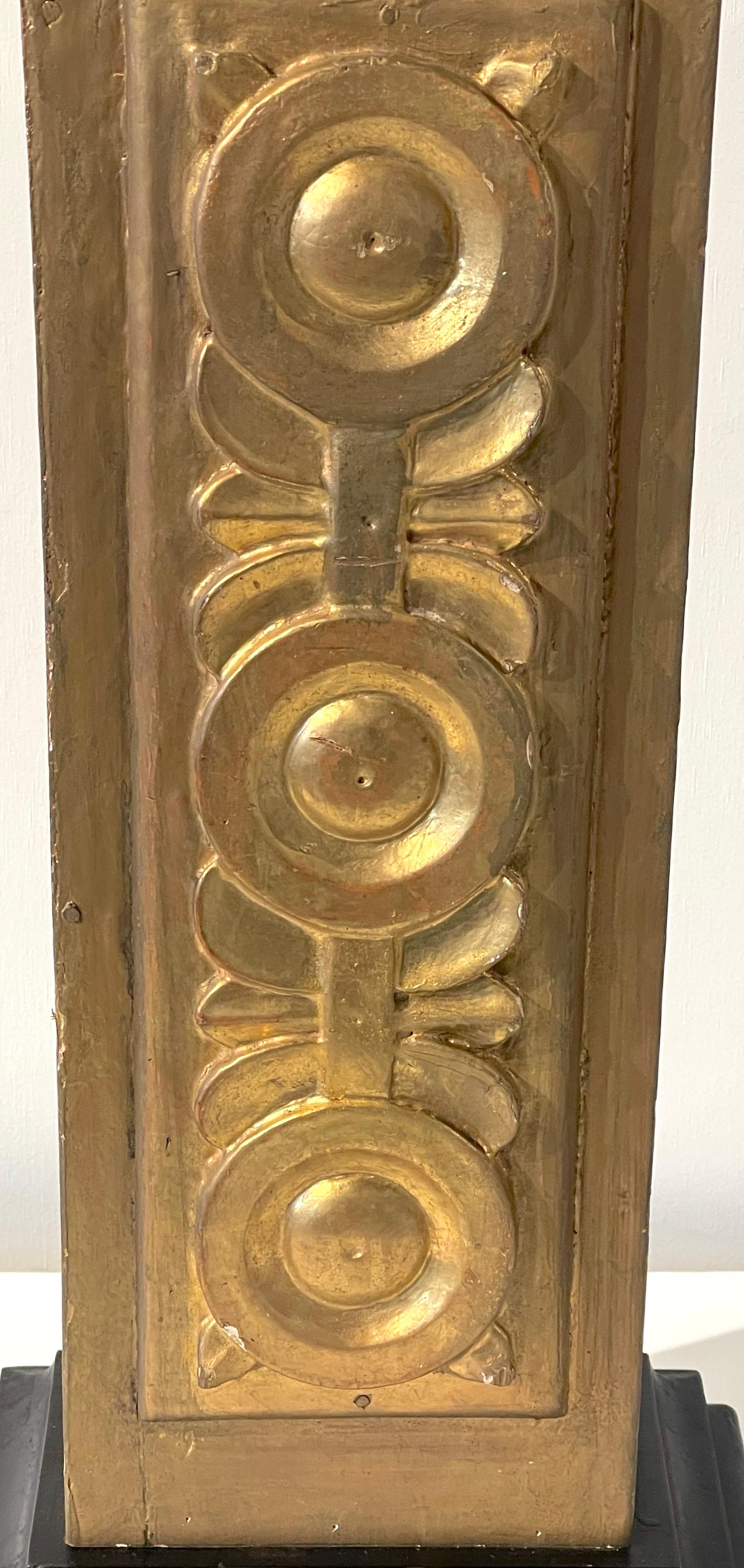 Sculpté Paire de colonnes coloniales espagnoles en bois doré du XIXe siècle, transformées en lampes en vente