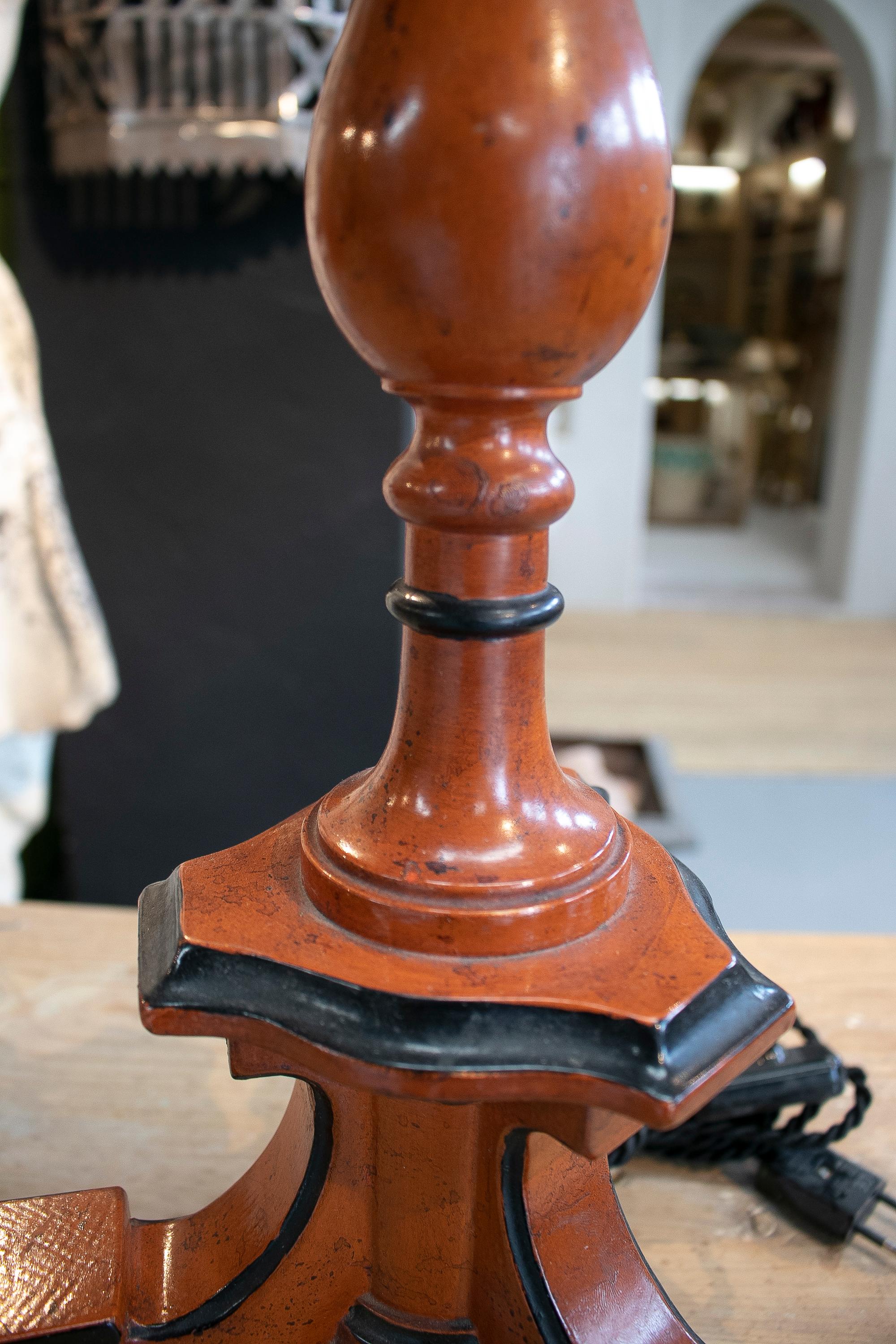 Paire de bougeoirs « Torchère » espagnols en bois peint du 19ème siècle en vente 1