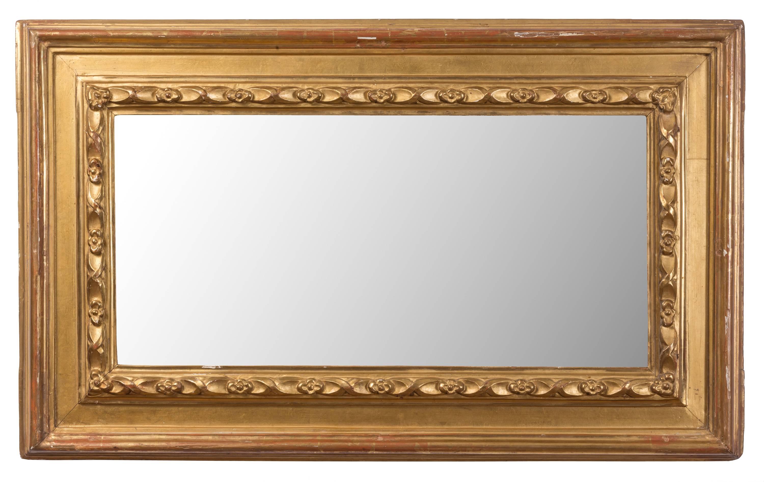 Cette paire assortie de miroirs espagnols du XIXe siècle présente des cadres en bois doré sculpté avec un motif simple de fleurs et de rubans en bordure. Les miroirs ont des crochets à deux endroits au dos, et peuvent être montés verticalement ou