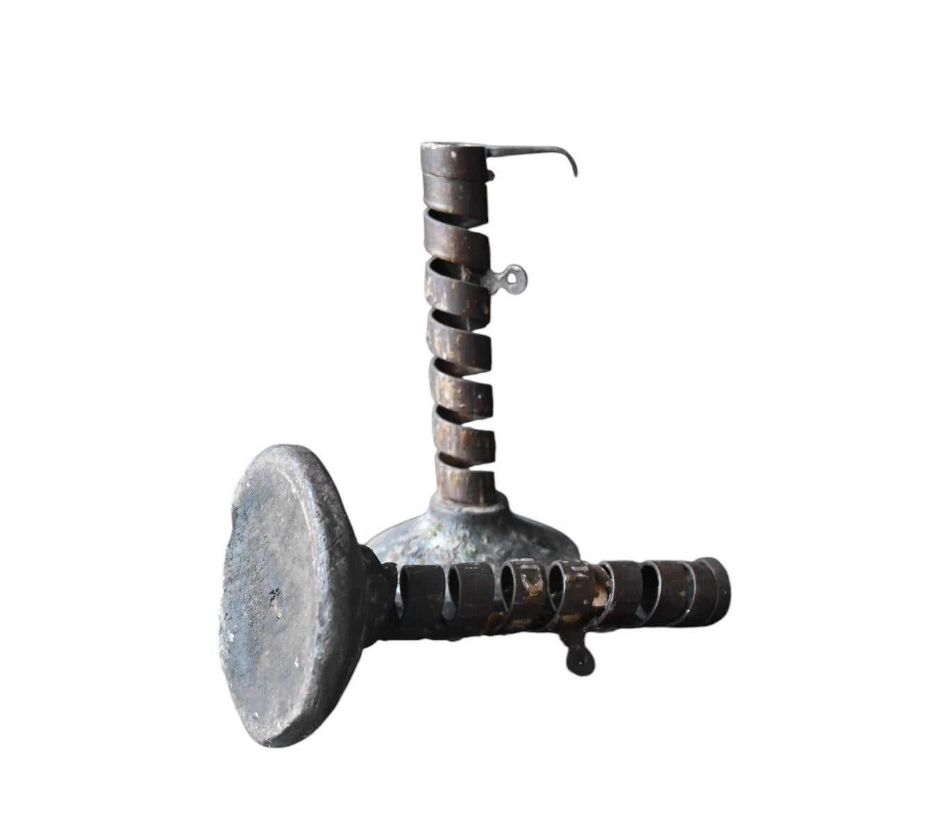 Pareja de candeleros de cortejo en espiral del siglo XIX con base de madera Primitivo en venta