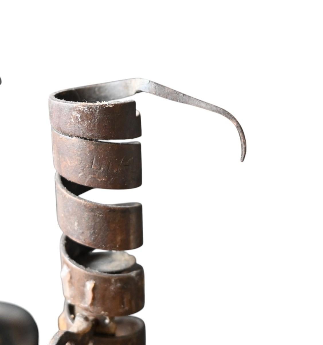 Pareja de candeleros de cortejo en espiral del siglo XIX con base de madera Francés en venta