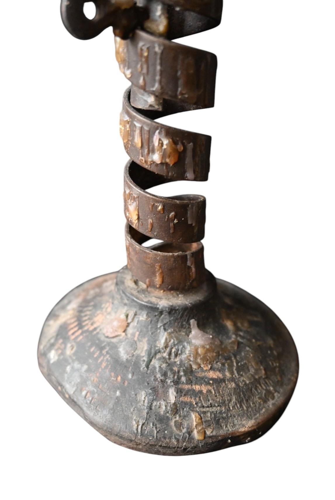 Pareja de candeleros de cortejo en espiral del siglo XIX con base de madera en Bueno estado para la venta en Bilzen, BE