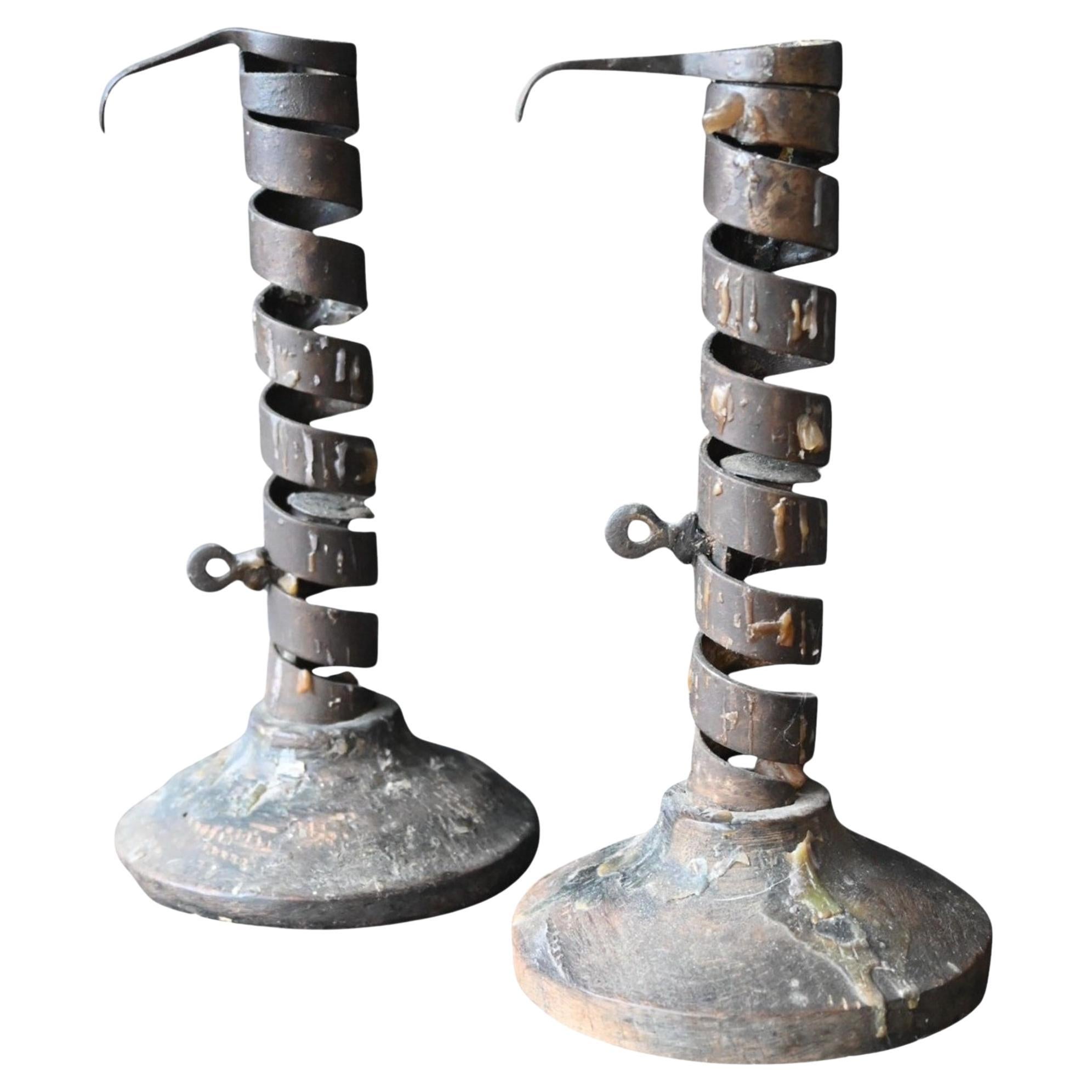 Pareja de candeleros de cortejo en espiral del siglo XIX con base de madera en venta