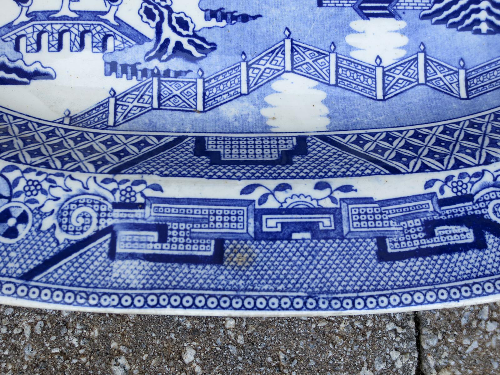 Ein Paar blaue, markierte englische Staffordshire-Perlenteller aus Weidenholz, 19. Jahrhundert 13