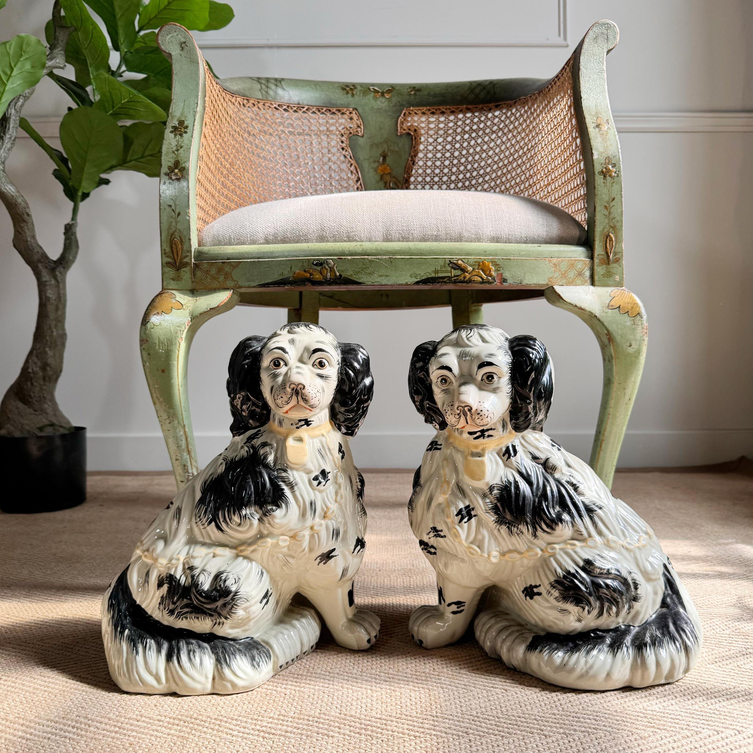  Paire de grands chiens du Staffordshire assis, vers 1860, au pelage texturé et très bien peints, dont les visages ressemblent à celui du moustachu Kind Charles II.



Ils sont de grande qualité et finement décorés.



L'inspiration originelle des
