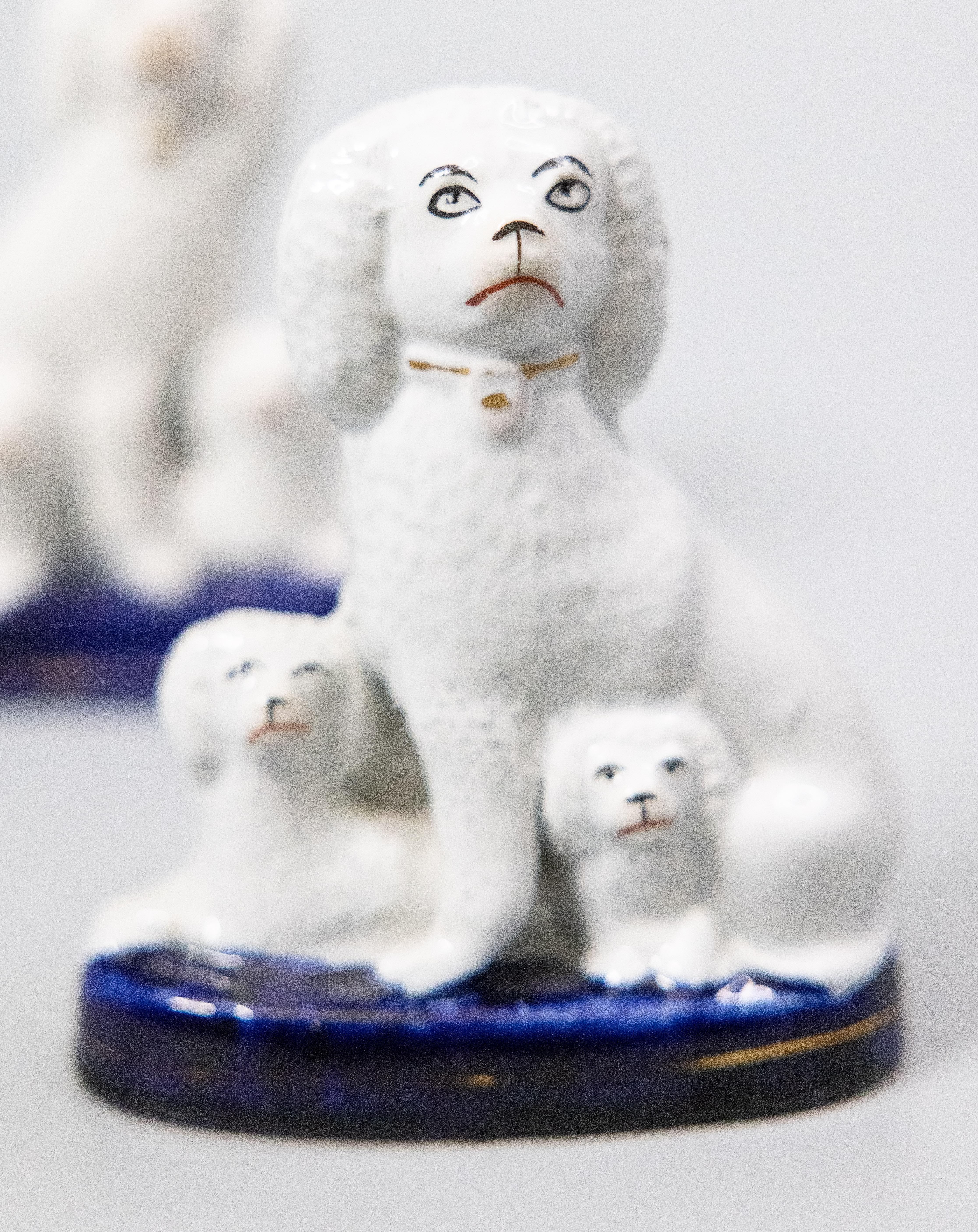 Victorien Paire de figurines de chiens du Staffordshire et de chiens de chasse du 19ème siècle en vente