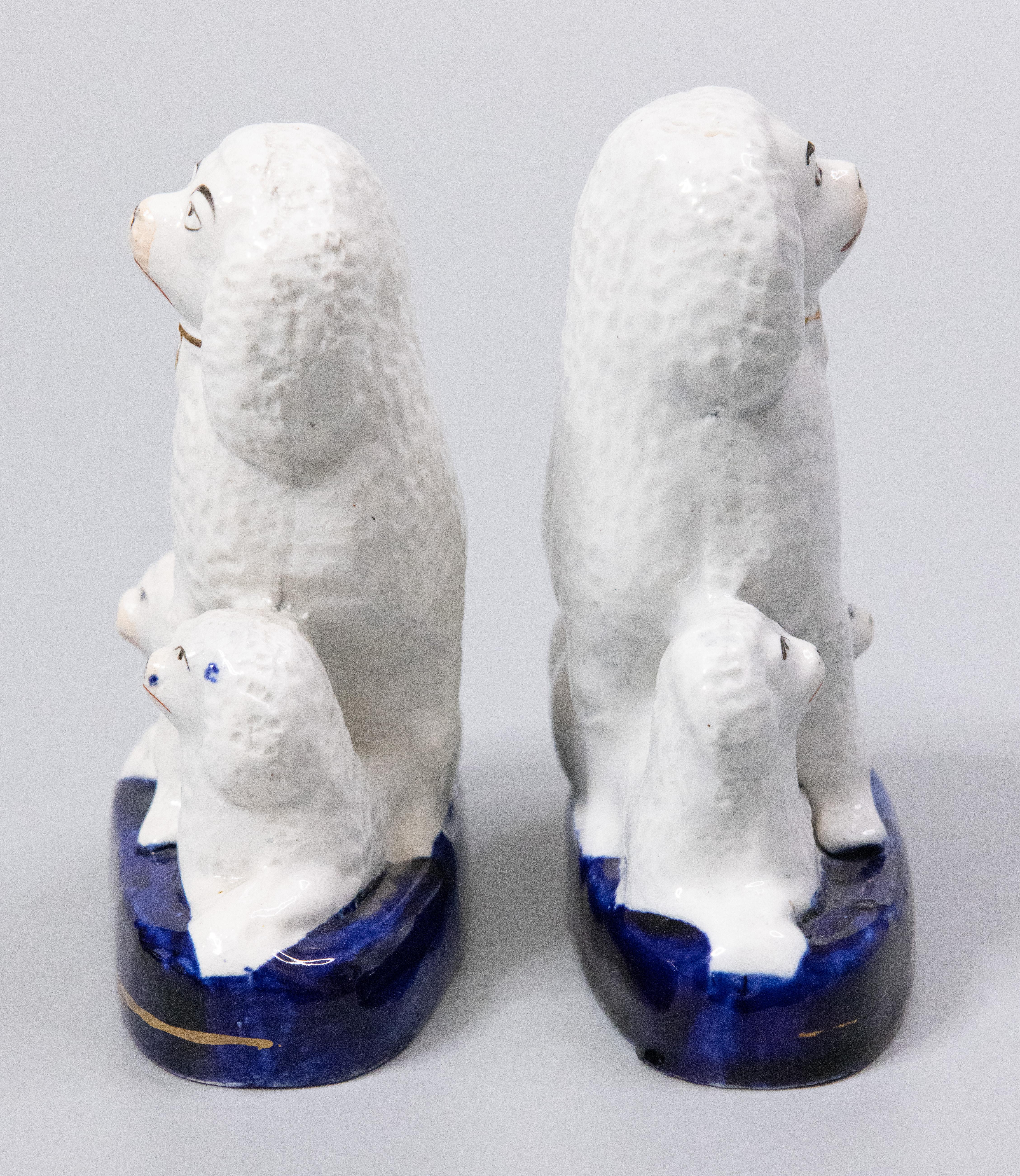 Anglais Paire de figurines de chiens du Staffordshire et de chiens de chasse du 19ème siècle en vente