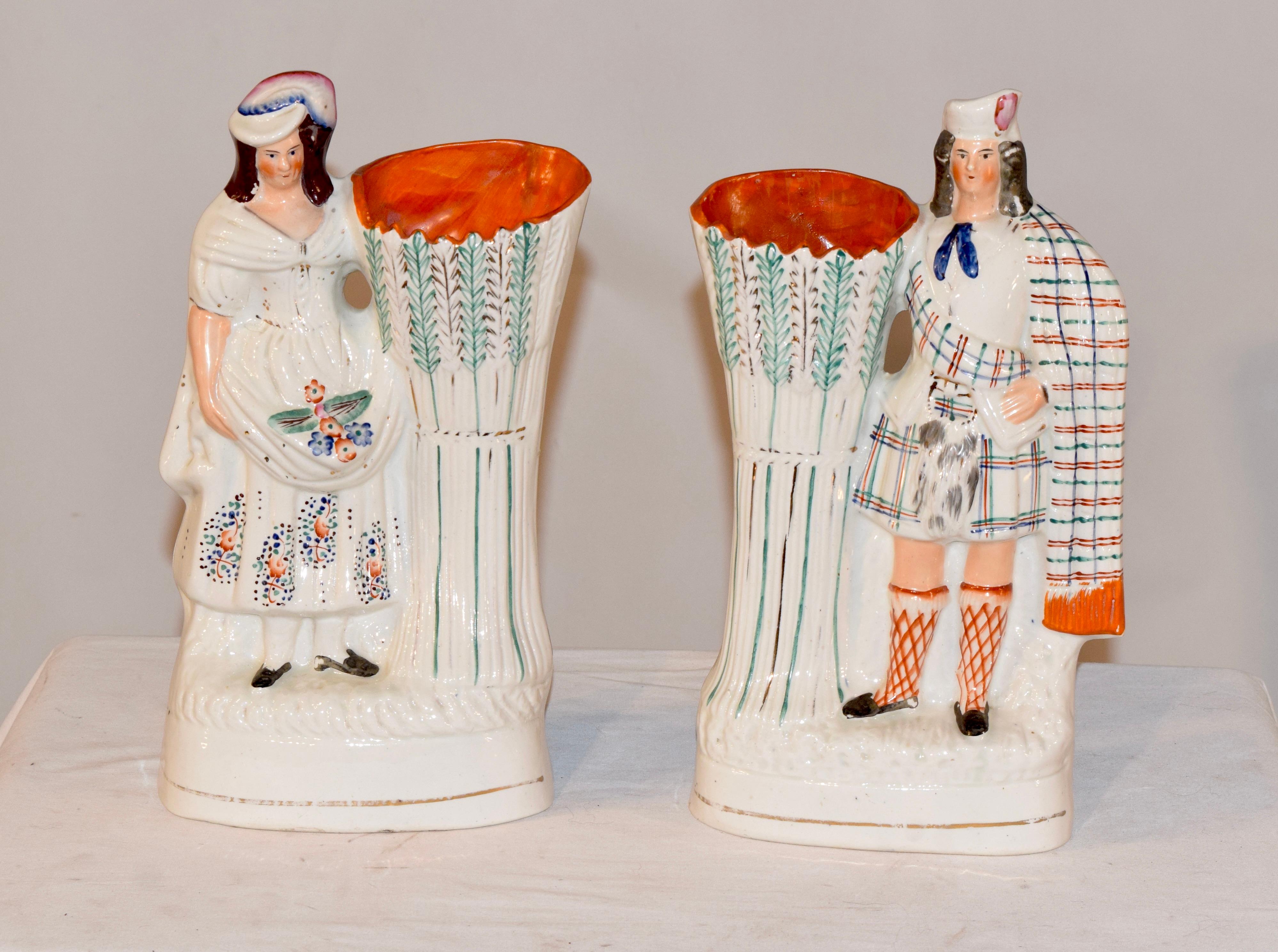 Zwei Staffordshire-Vasen aus dem 19. Jahrhundert mit der Darstellung von Prinzessin Louise und ihrem Ehemann John Campbell, dem 9. Prinzessin Louise war das sechste Kind von Königin Victoria und Prinz Albert. Sie war eine begabte Künstlerin und
