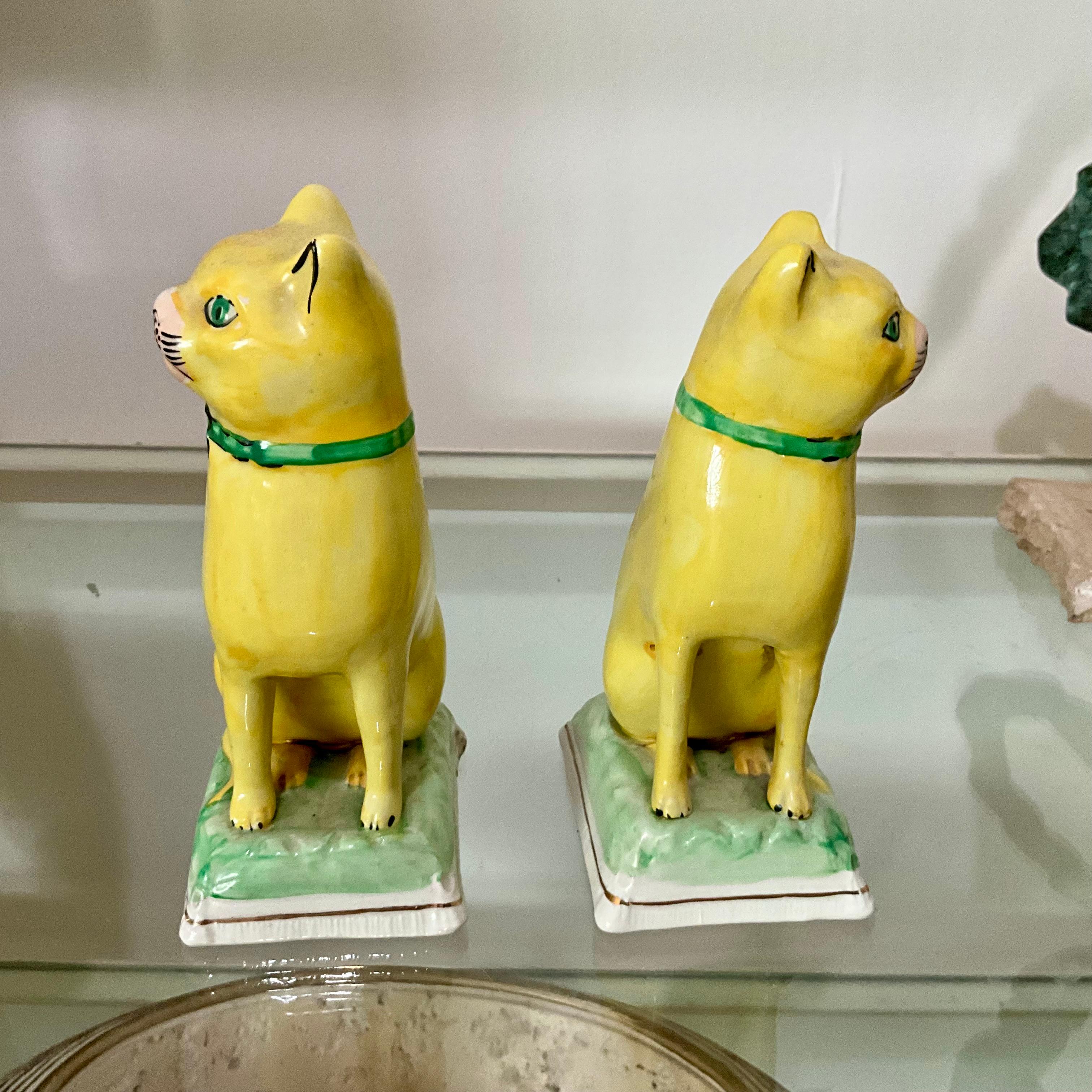Coppia di gatti in porcellana Staffordshire del XIX secolo, dipinti a mano in giallo con collari verdi

Punti salienti:
Affascinante coppia di gatti in porcellana Staffordshire del XIX secolo, dipinti a mano in un vivace giallo con collari di nastro