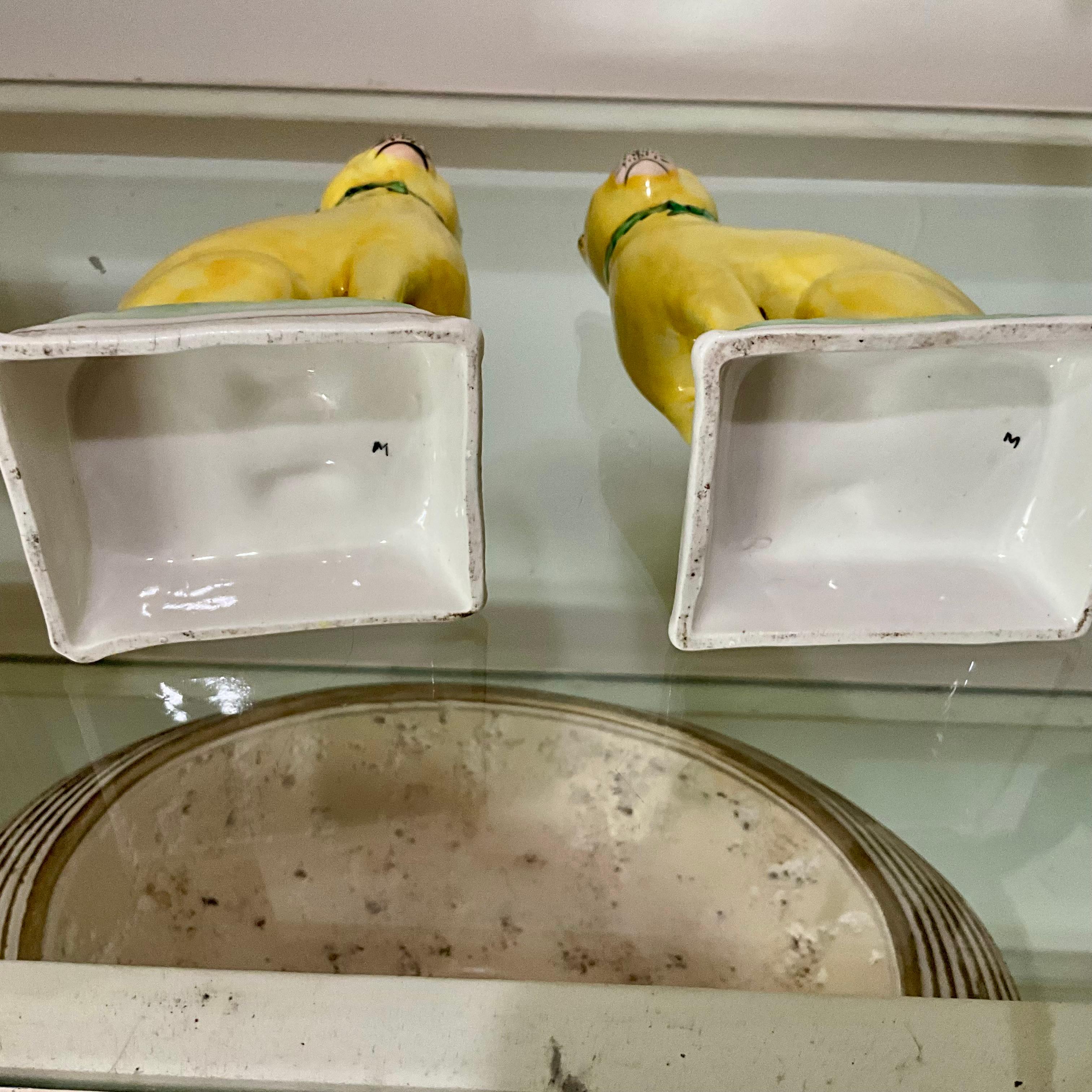 Vittoriano Coppia di gatti in porcellana dello Staffordshire del XIX secolo, dipinti a mano in giallo e con greca in vendita