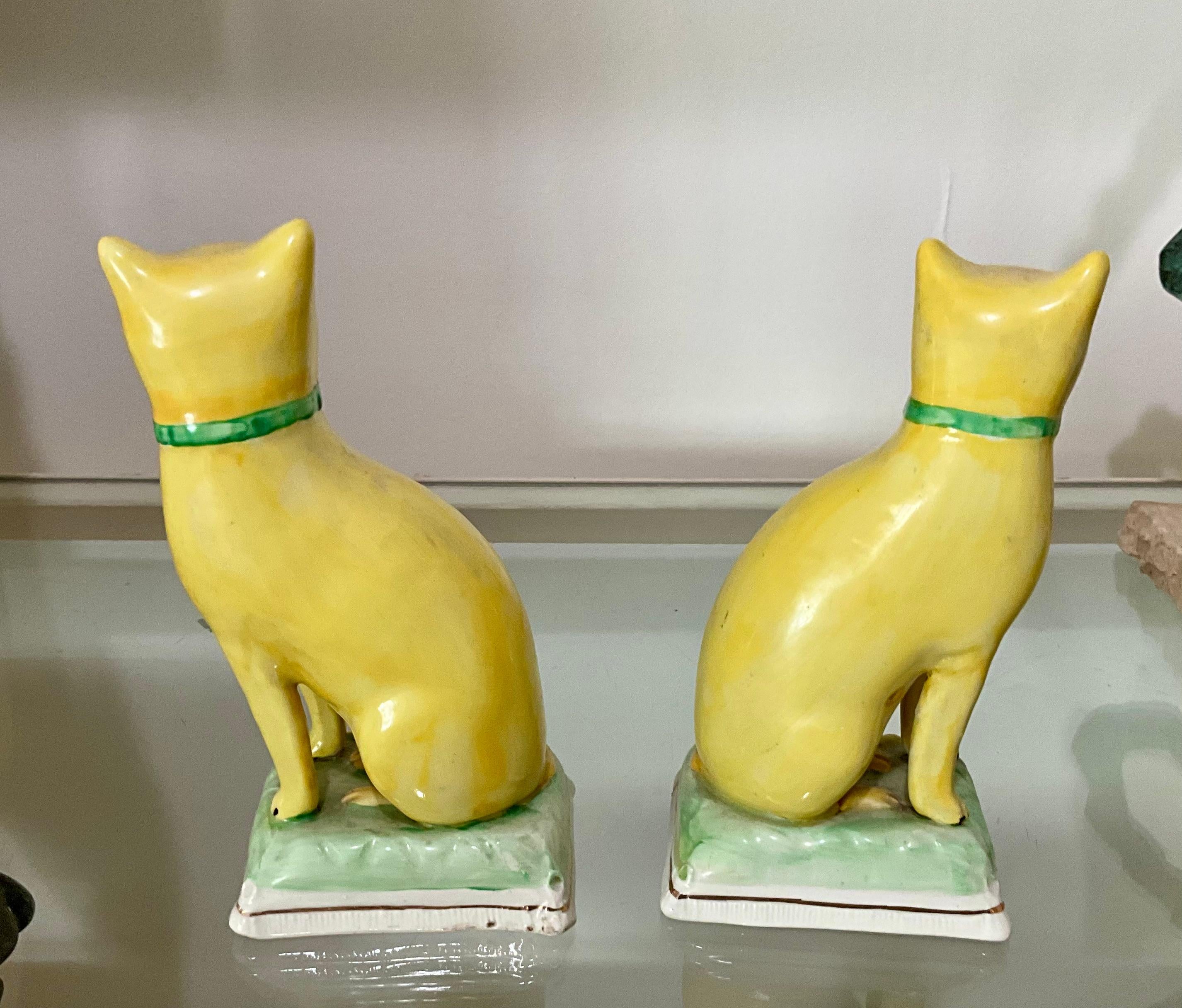 Inglese Coppia di gatti in porcellana dello Staffordshire del XIX secolo, dipinti a mano in giallo e con greca in vendita
