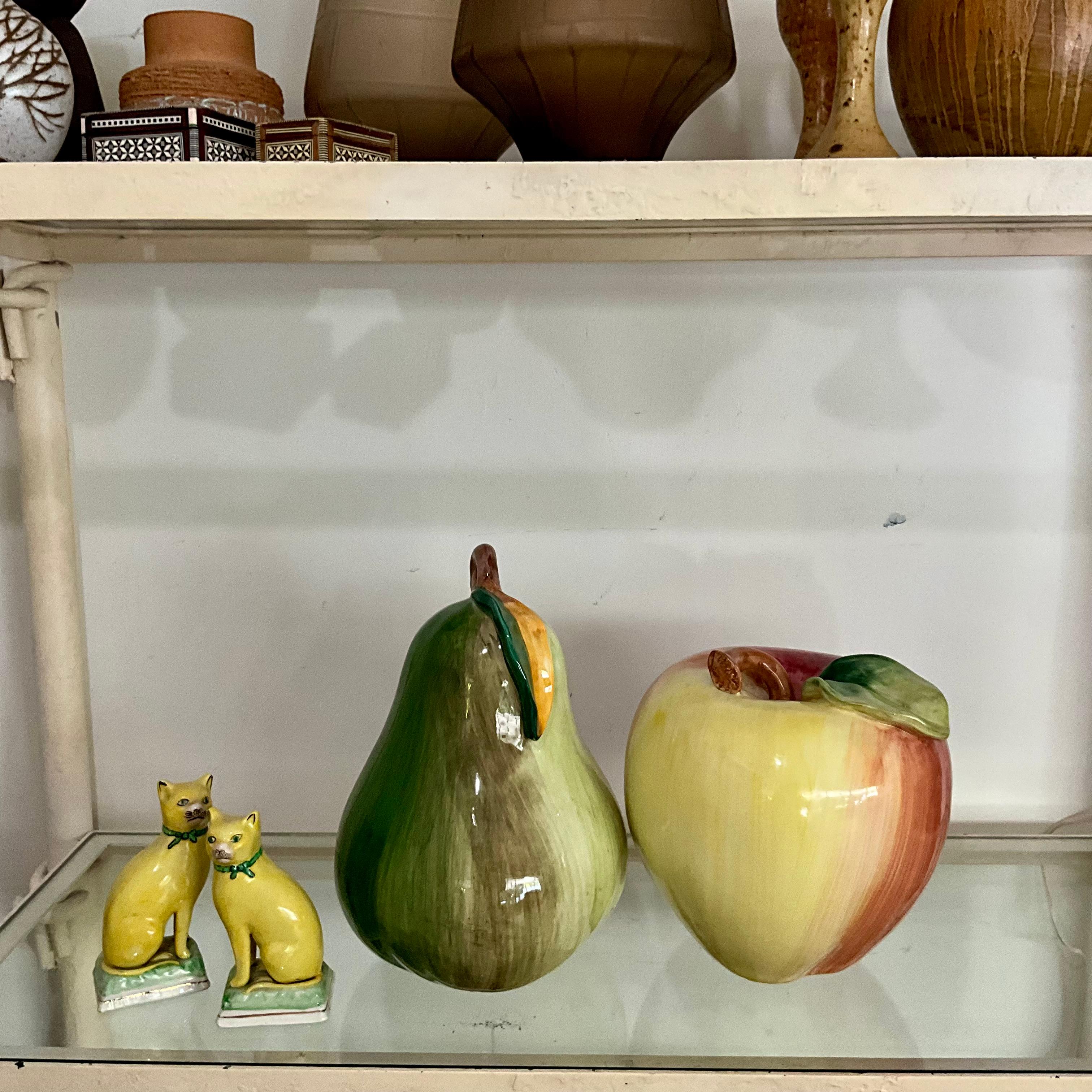 Porcellana Coppia di gatti in porcellana dello Staffordshire del XIX secolo, dipinti a mano in giallo e con greca in vendita