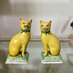 Coppia di gatti in porcellana dello Staffordshire del XIX secolo, dipinti a mano in giallo e con greca