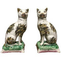 Paire de chats en poterie Staffordshire du 19ème siècle