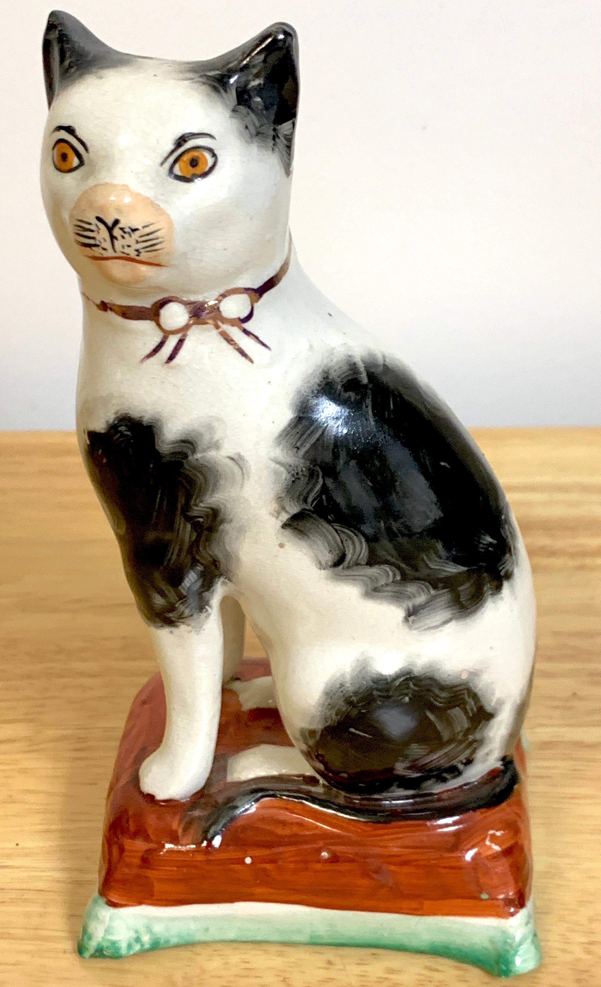 Pair of 19th Century Staffordshire Seated Cats In Good Condition In West Palm Beach, FL