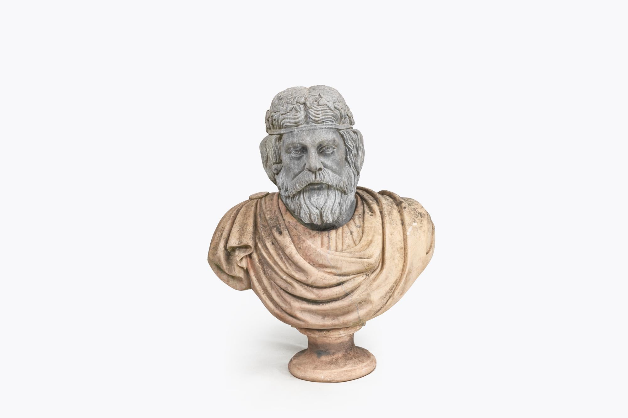 Coppia di busti in pietra e marmo del XIX secolo raffiguranti filosofi romani.