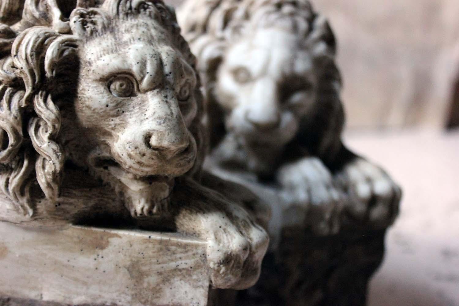 Nach Antonio Canova (1757-1822), die wohlproportionierten und fein modellierten Steinmodelle (möglicherweise aus Marmor?) von liegenden Löwen, beide wachsam, auf grob behauenen Steinsockeln, die aus dem späten 19. Jahrhundert stammen.
 
Die