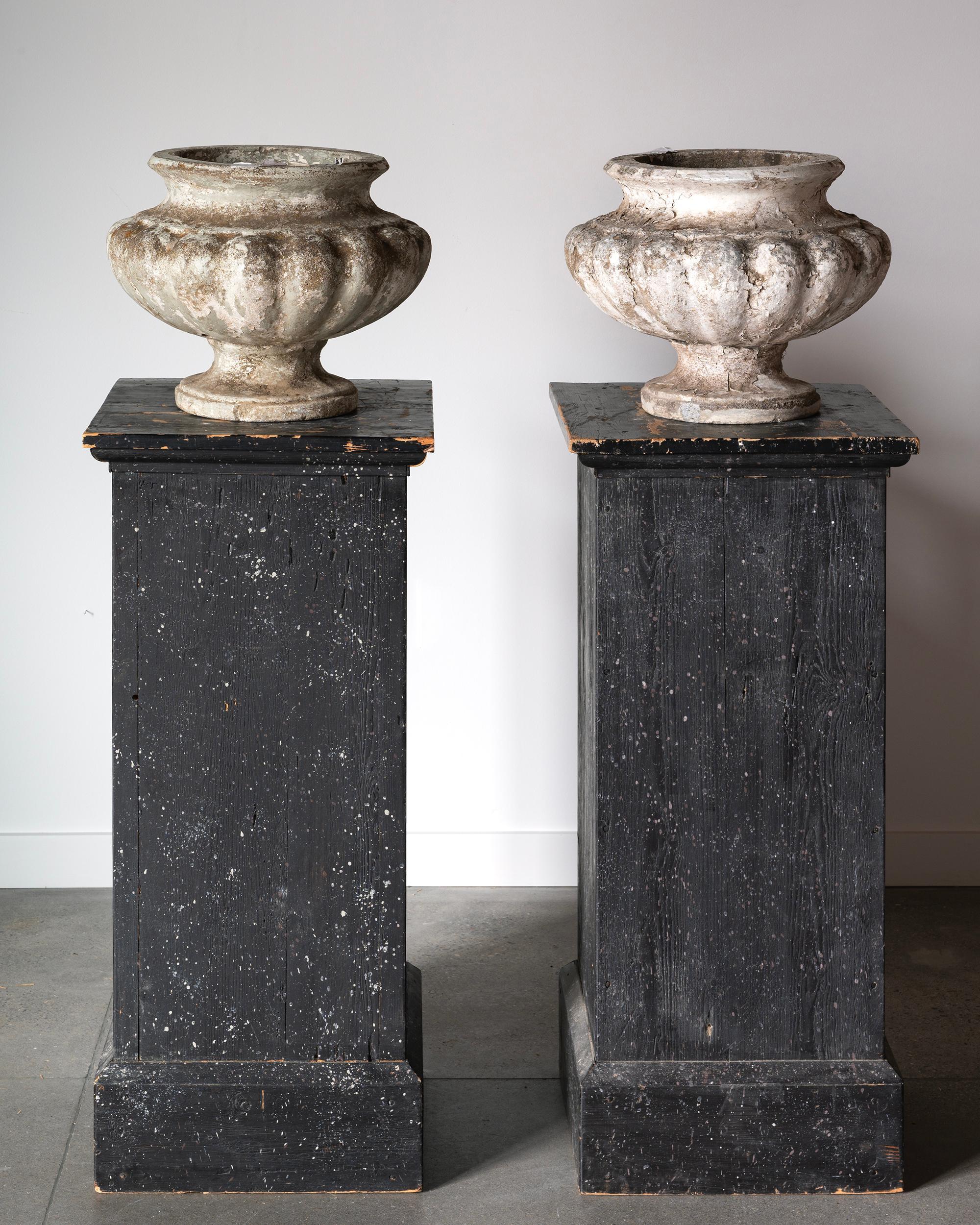 Coppia di fioriere inglesi in pietra scanalata del XIX secolo con ottima patina, 1880 circa, Inghilterra. 