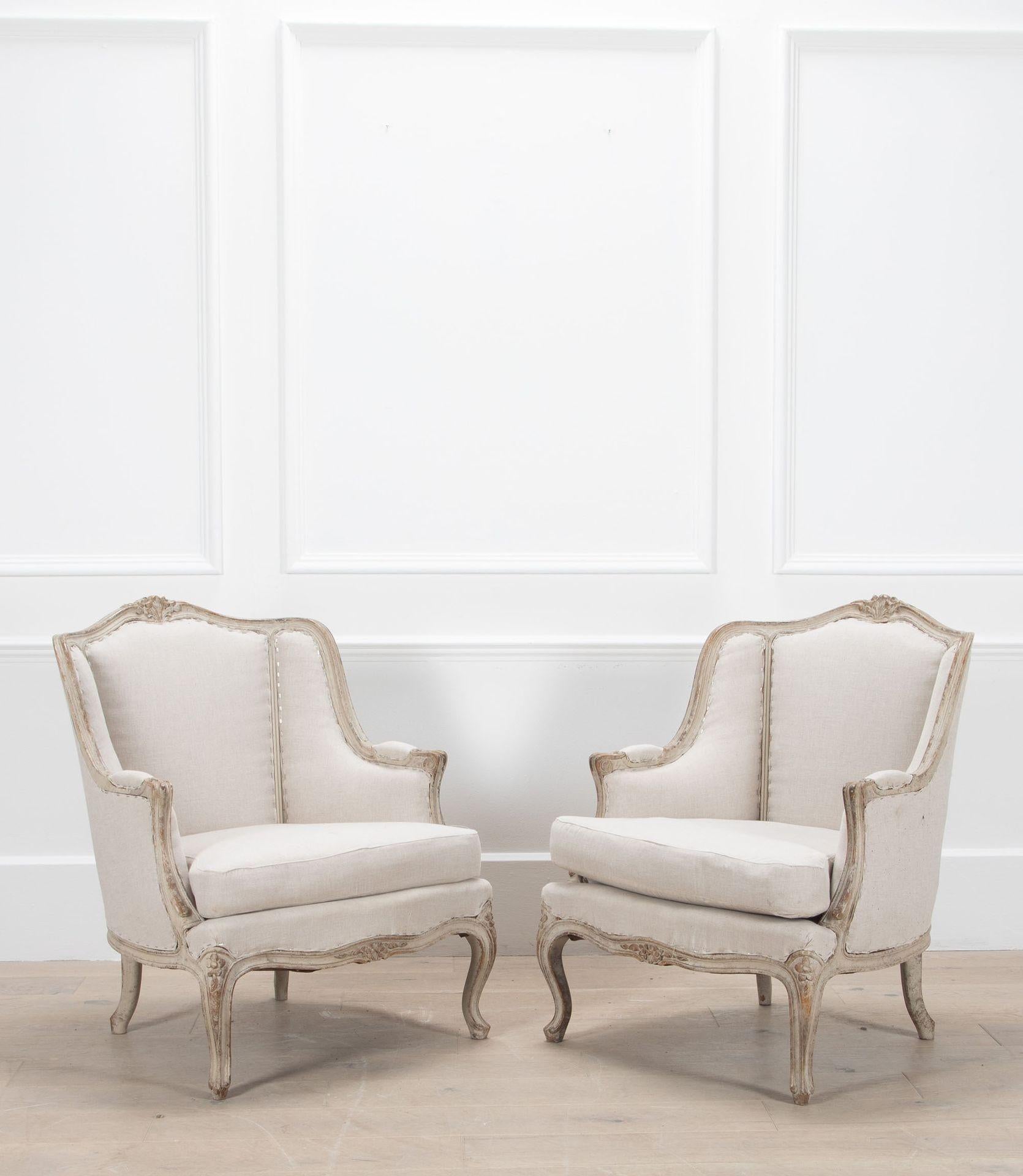 Pareja de sillones suecos del siglo XIX con marcos tallados y restos de pintura original.
Recientemente retapizadas y listas para tapizarlas con la tela que elijas, estas sillas tienen un tamaño generoso y son atractivas y cómodas.
Alrededor de 1880.
