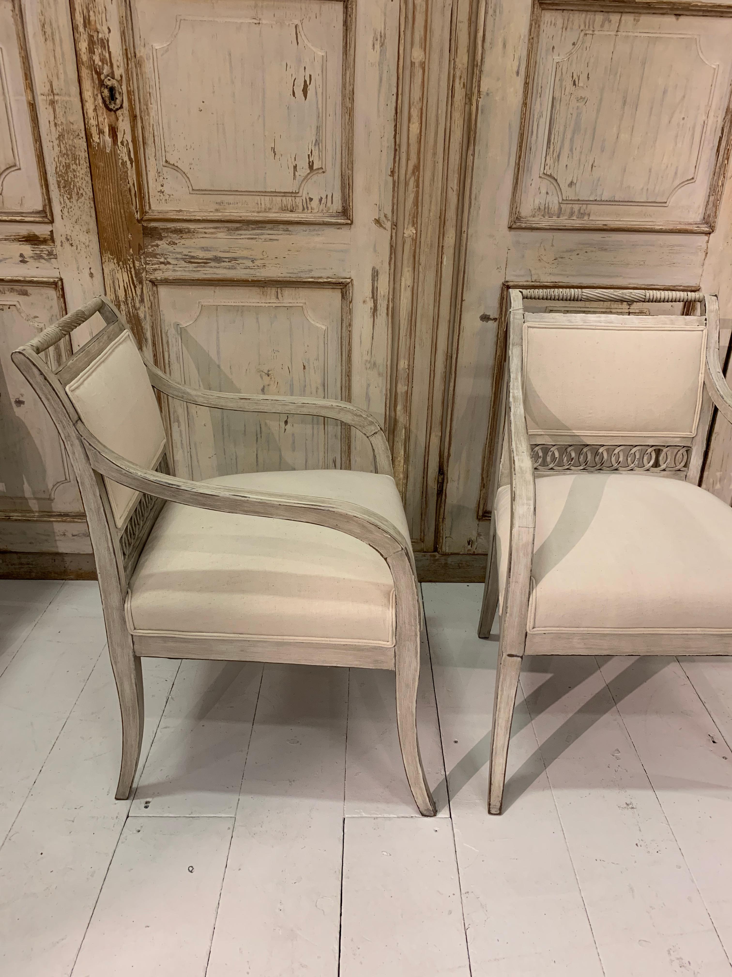 Paire de fauteuils suédois du 19ème siècle avec des détails en relief à l'arrière. Bon état - En vente à London, GB