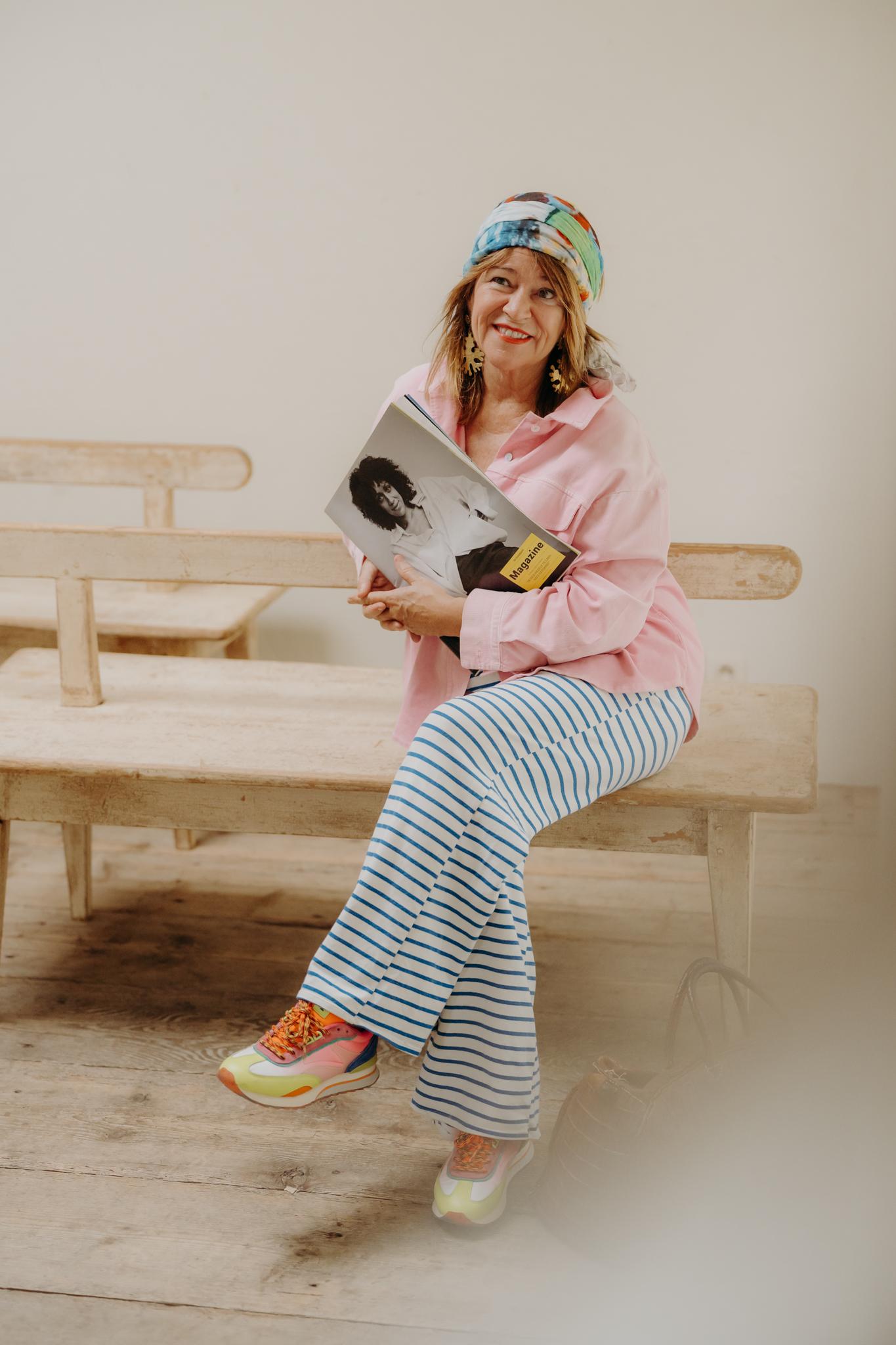 une paire de bancs suédois très inhabituels, petits, élégants et pouvant être utilisés des deux côtés ... belle patine ... 