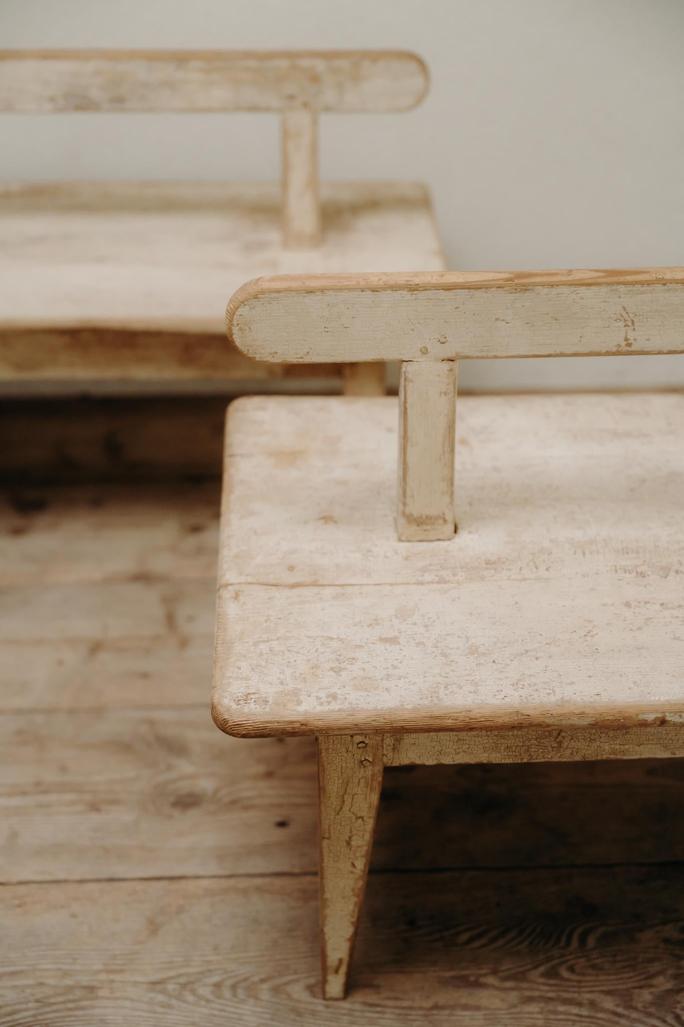 Peint à la main paire de bancs suédois du 19ème siècle . en vente