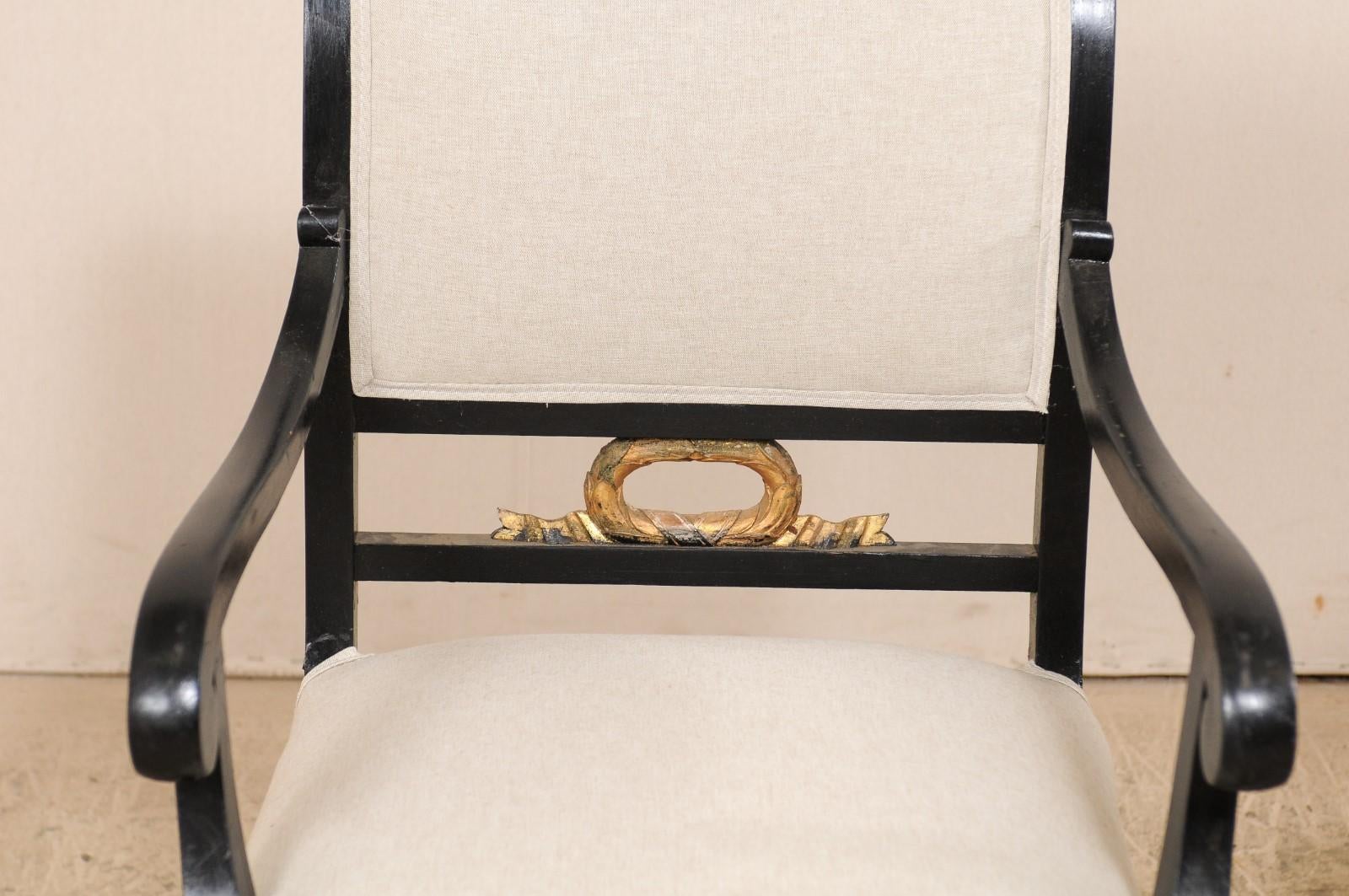 Paire de fauteuils Empire suédois noirs avec accents dorés du milieu du XIXe siècle en vente 4