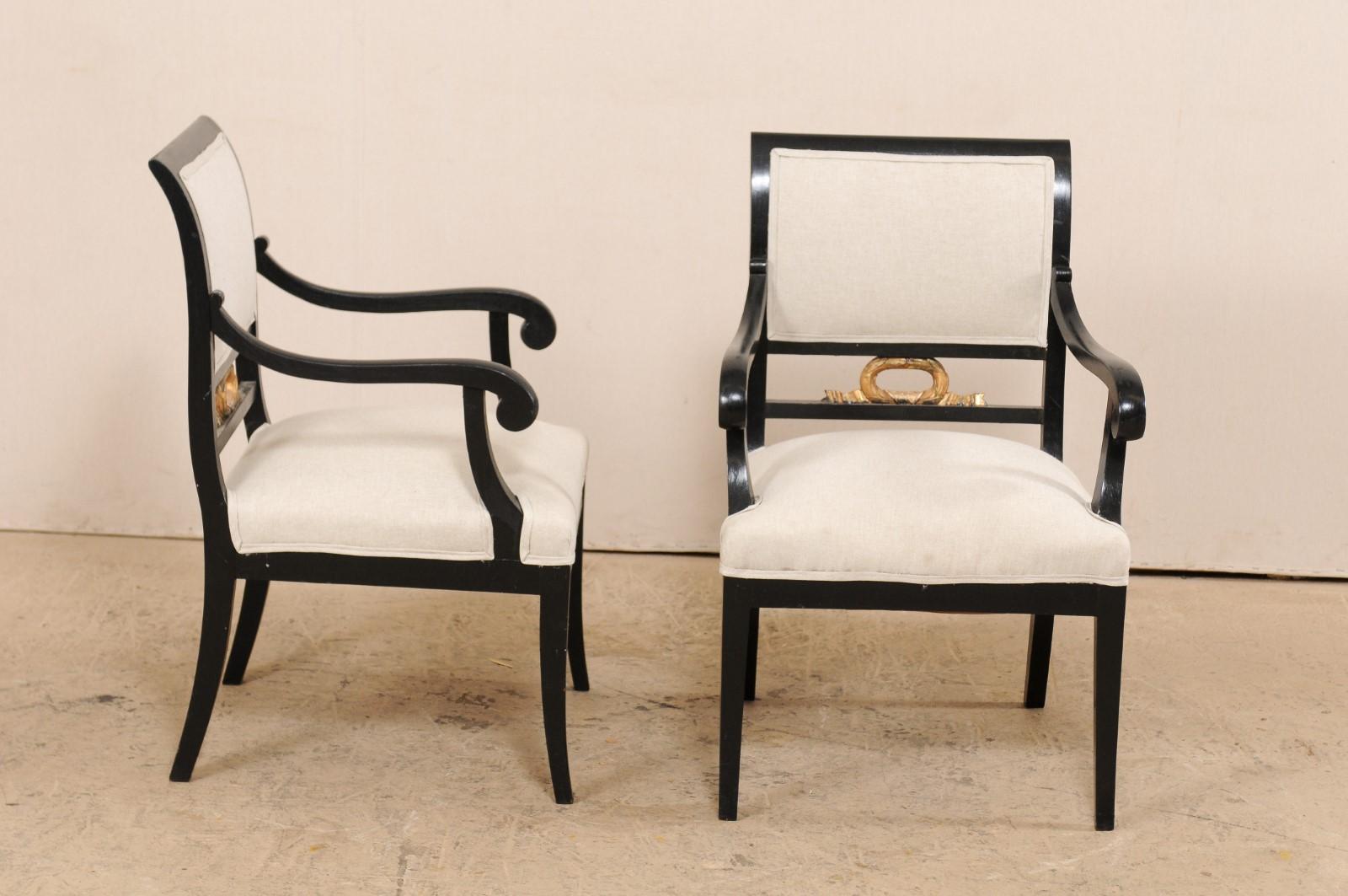 Paire de fauteuils Empire suédois noirs avec accents dorés du milieu du XIXe siècle en vente 5