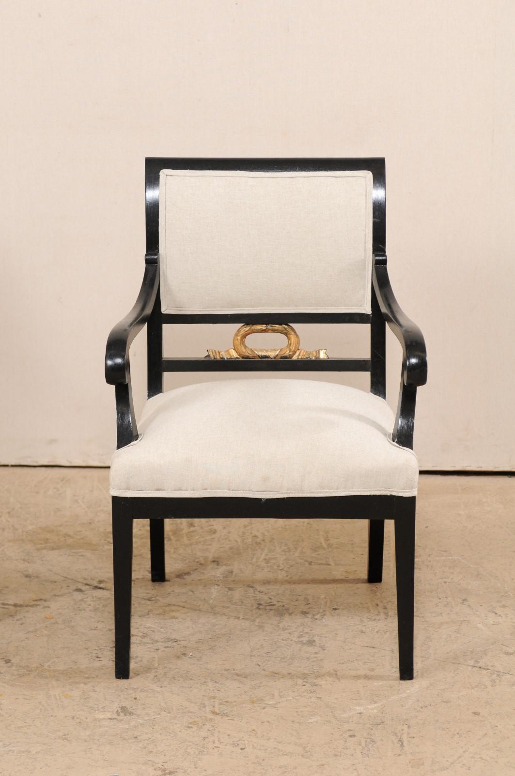 Sculpté Paire de fauteuils Empire suédois noirs avec accents dorés du milieu du XIXe siècle en vente