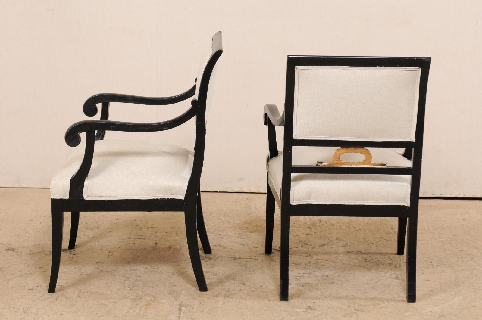 Paire de fauteuils Empire suédois noirs avec accents dorés du milieu du XIXe siècle en vente 1