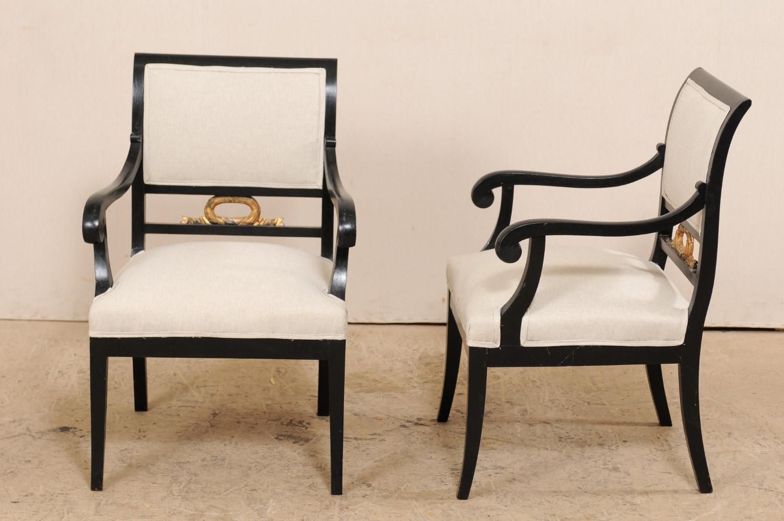Paire de fauteuils Empire suédois noirs avec accents dorés du milieu du XIXe siècle en vente 2