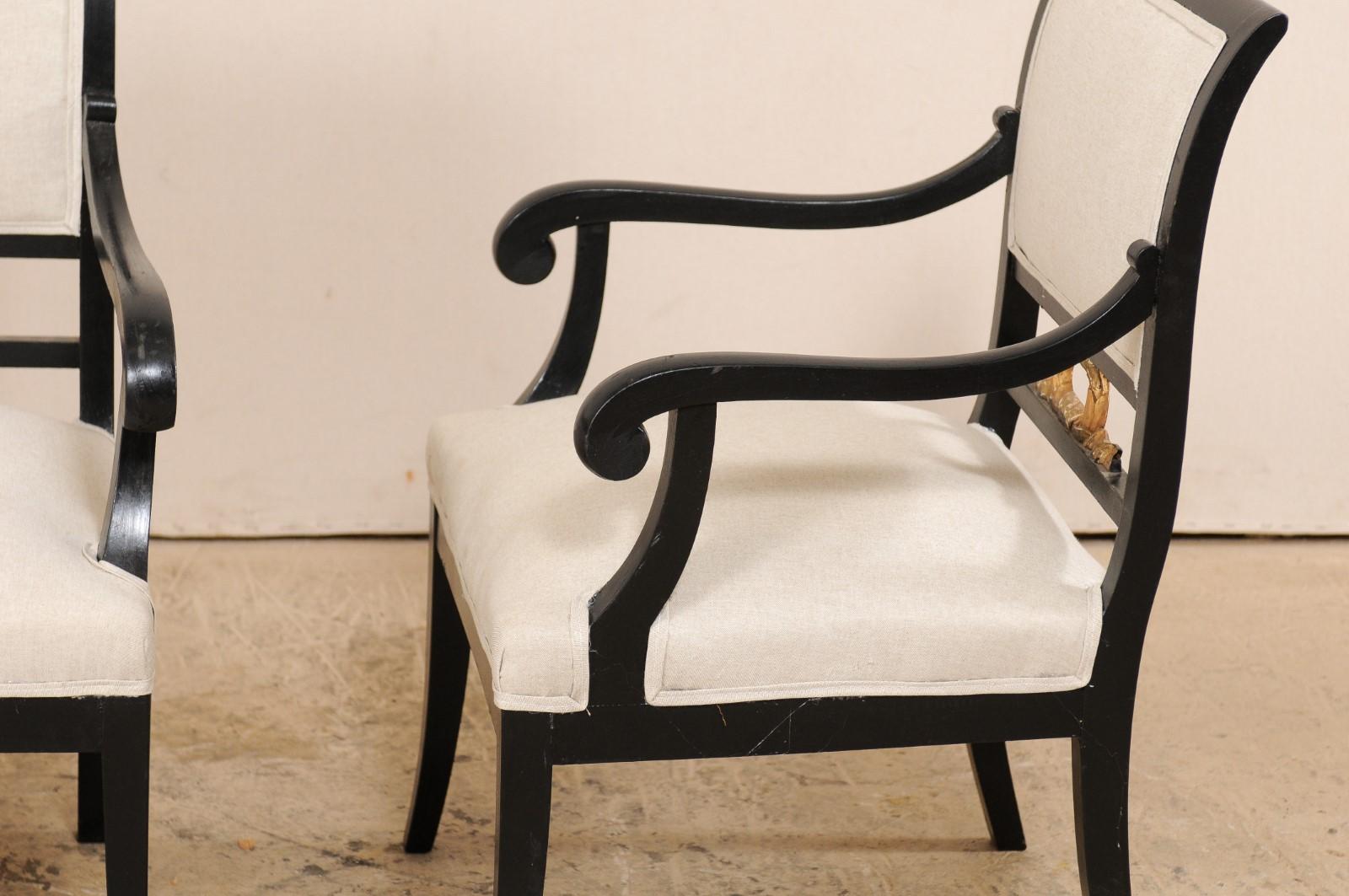 Paire de fauteuils Empire suédois noirs avec accents dorés du milieu du XIXe siècle en vente 3