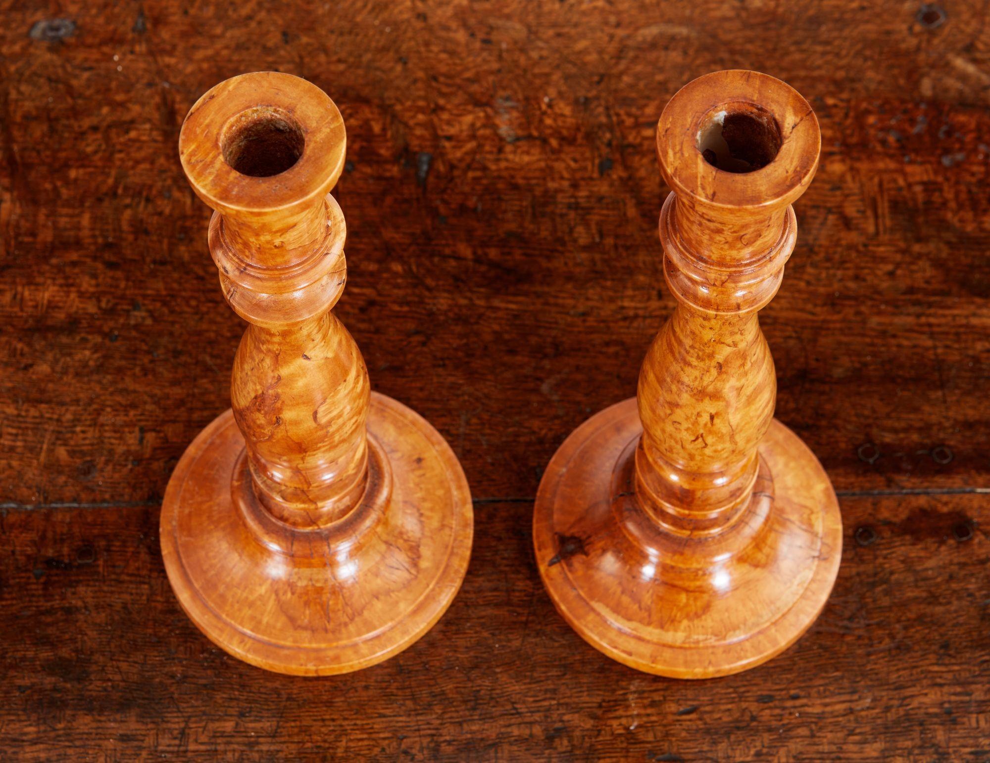 Fine pair of Swedish turned burl birch candlesticks having vasiform body on turned base, the whole with good rich color and superb grain.
 
Treen